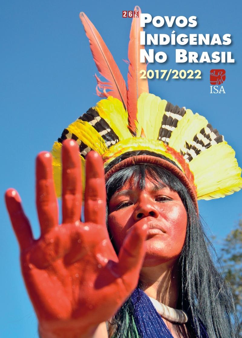 Capa do livro "Povos Indígenas no Brasil 2017/2022". Na foto, Watatakalu Yaw alapiti, liderança indígena