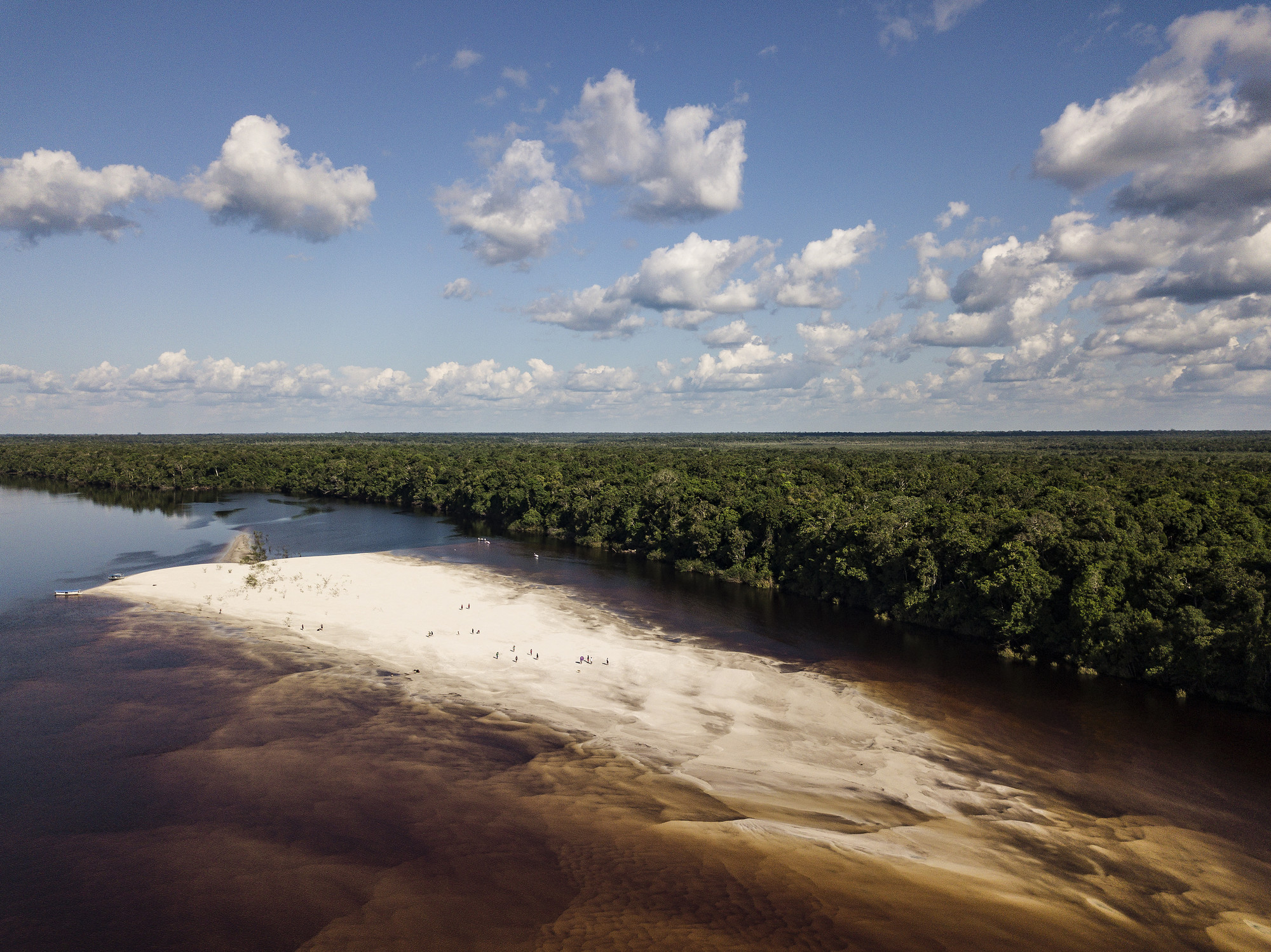 Expedição Serras de Tapuruquara - Roteiro Maniaka. Vista aérea da canoada em praia do Rio Negro na comunidade Aruti @Rogério Assis / ISA