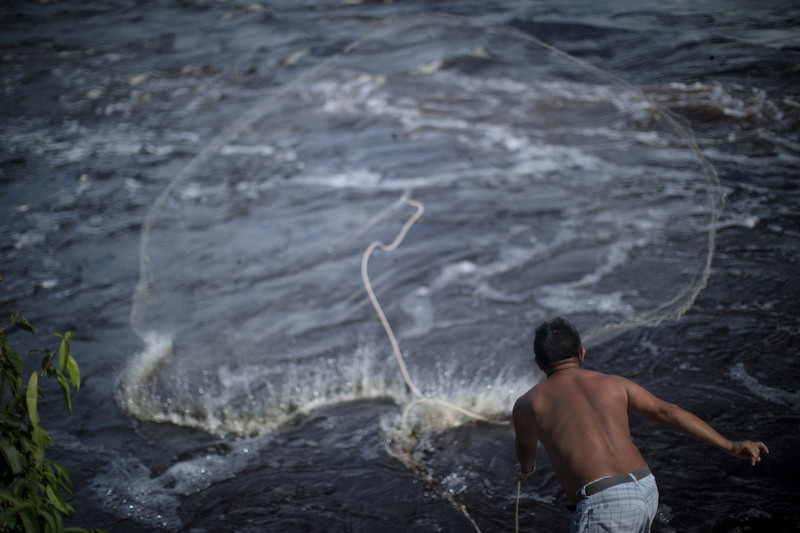 Pescador no alto rio Negro, em São Gabriel da Cachoeira (AM) @Carol Quintanilha / ISA