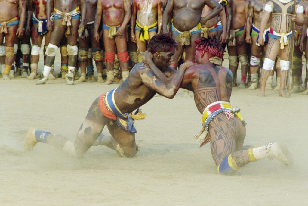 Huka Huka, final do Kuarup na aldeia Aiha do povo Kalapalo. O ritual é considerado o grande emblema do Alto Xingu. Trata-se de uma cerimônia funerária, que envolve mitos de criação da humanidade, a classificação hierárquica nos grupos, a iniciação das jovens e as relações entre as aldeias @Beto Ricardo / ISA