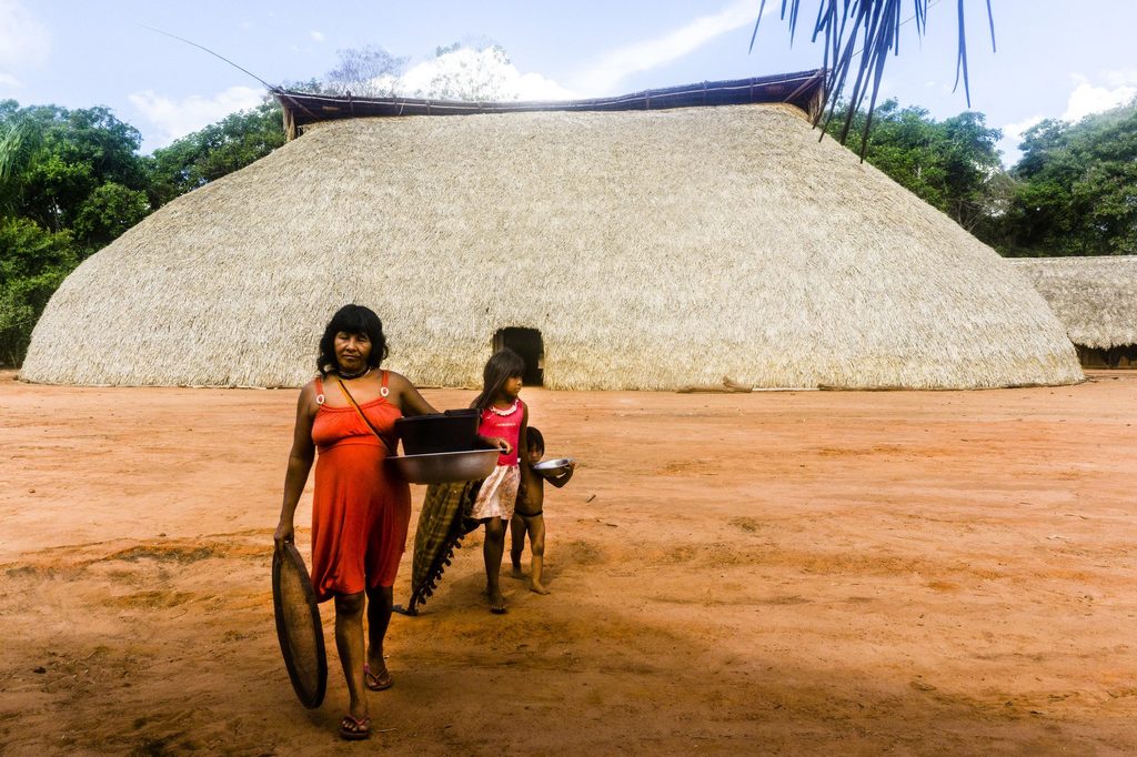 Mulher Yarang na aldeia Moygu do povo Ikpeng, Projeto Casa de Sementes - Rede de Sementes do Xingu @Rogério Assis / ISA