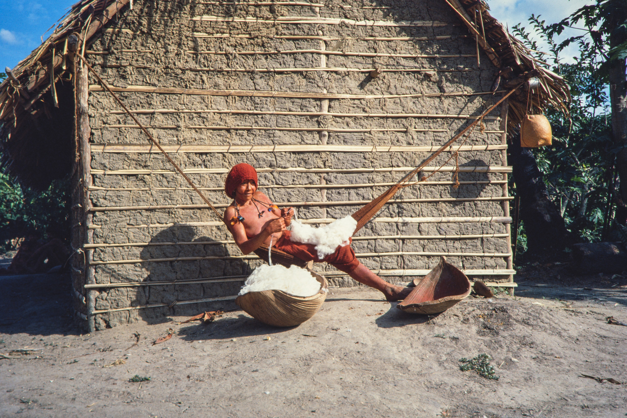 Araweté tecendo algodão para fiar, Terra Indígena Araweté/Igarapé Ipixuna, Pará @Eduardo Viveiros de Castro