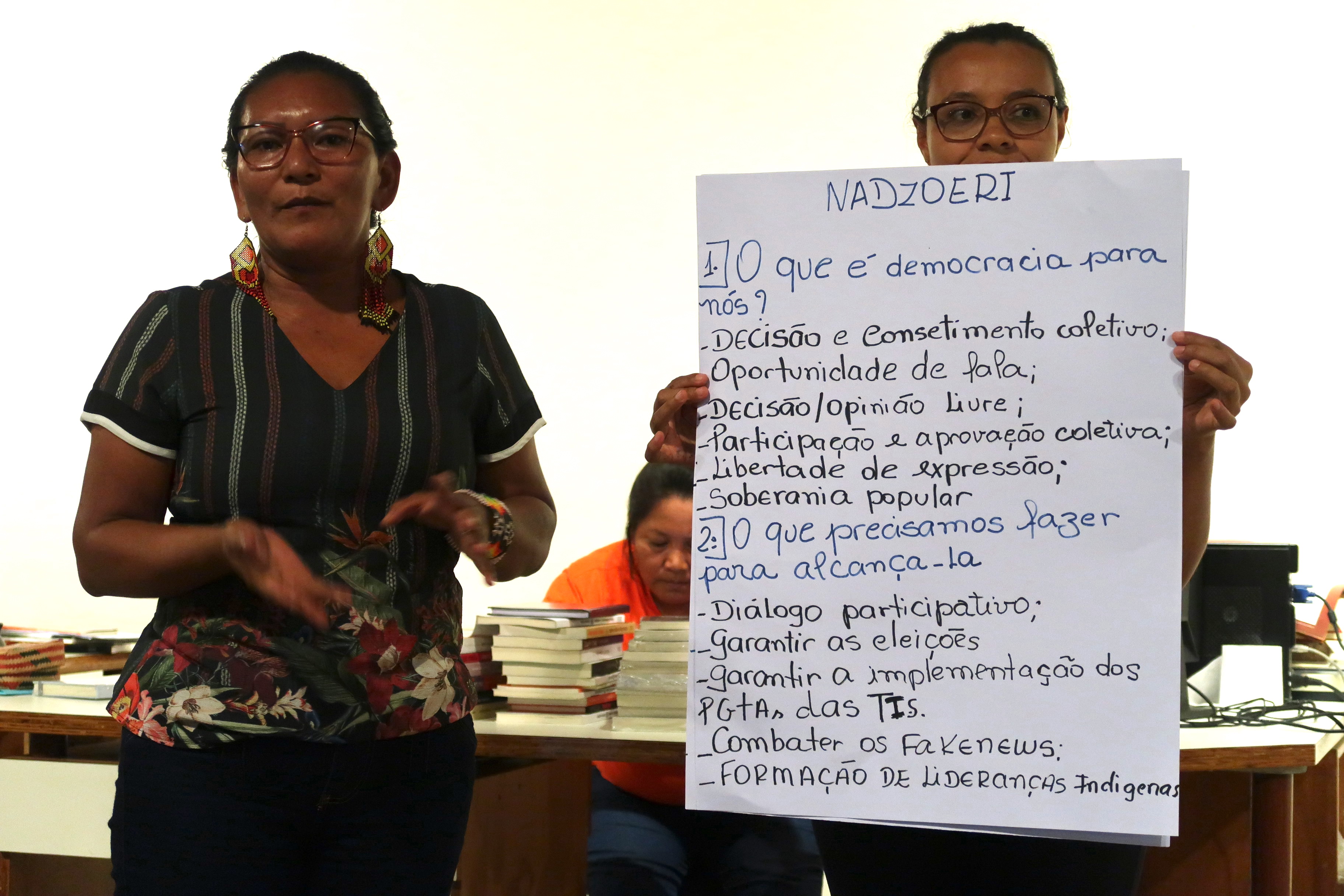  Dadá Baniwa, da Foirn, e Dulce Morais, do ISA, pontuaram importância da liberdade de expressão e da soberania popular numa democracia|Juliana Radler;ISA