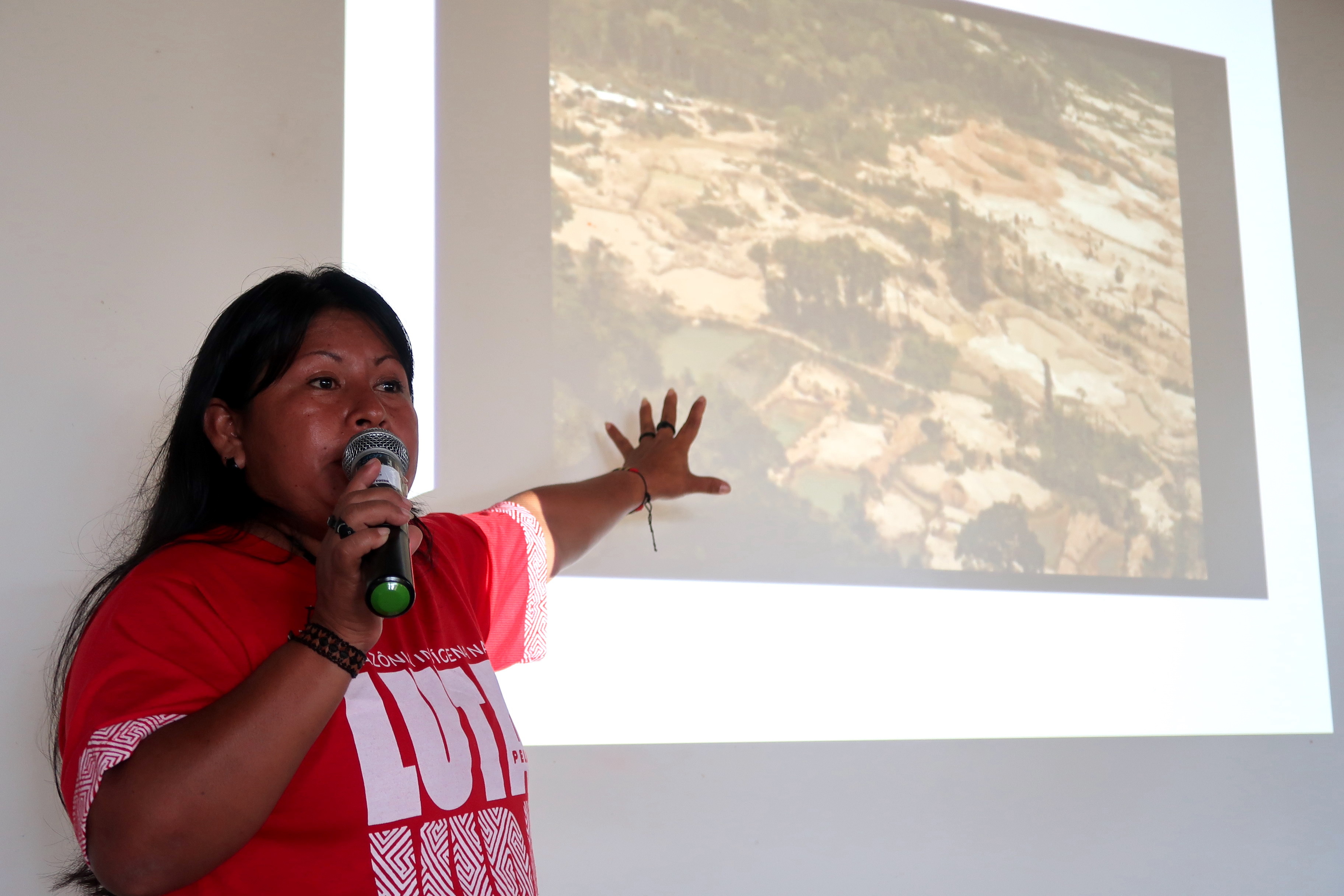Alessandra Korap explica os danos em seu território para os povos do Rio Negro|Juliana Radler/ISA
