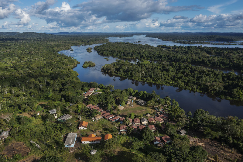 Vista aérea da aldeia Laranjal às margens do rio Iriri, na Terra Indígena Arara. Com a perspectiva de asfaltamento da rodovia Transamazonica e dos possíveis impactos socioambientais dessa obra, os indígenas da Terra Indigena Arara e da Terra Indigena Cachoeira Seca organizaram um protocolo de consulta para ser utilizado sobre qualquer decisão do governo que afete o seu território/Lalo de Almeida