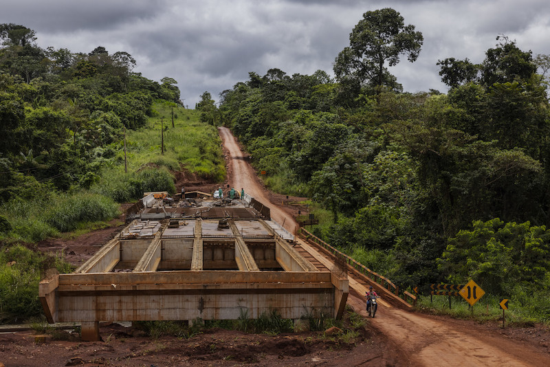 Operários trabalham na construção de uma ponte sobre um igarapé na rodovia Transamazônica, em área próxima à Medicilandia|Lalo de Almeida