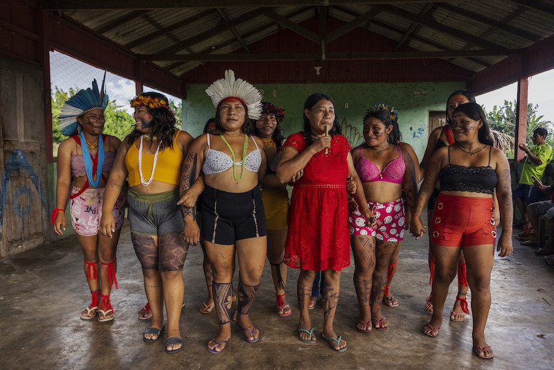 Mulheres Arara dancam durante a festa de celebracao do lançamento do Protocolo de Consulta do Povo Indígena Arara, na aldeia Iriri, Terra Indigena Cachoeira Seca|Lalo de Almeida