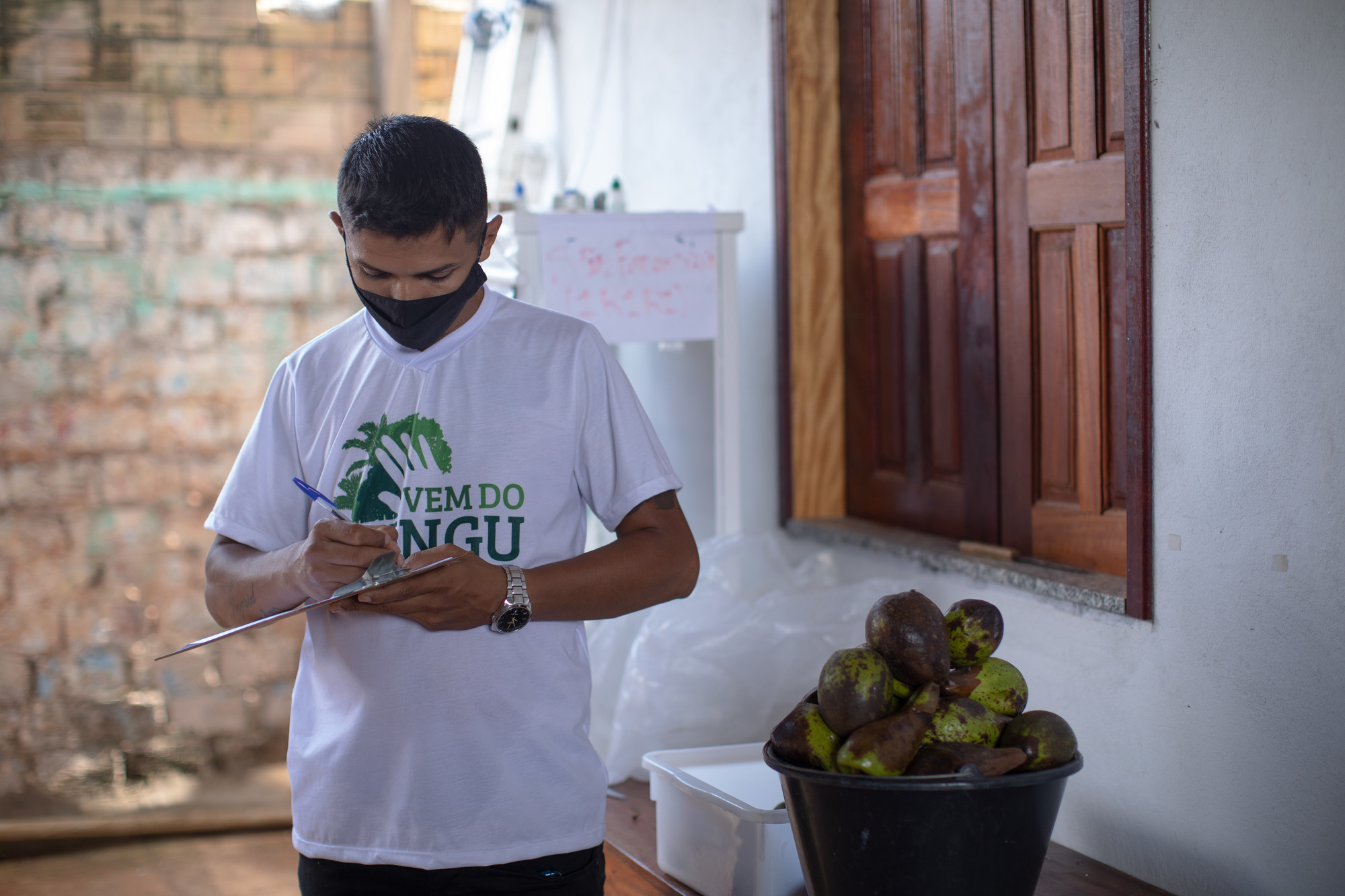 Marcelino colabora na preparação de cestas com alimentos produzidos pelas comunidades ribeirinhas da Rede de Cantinas da Terra do Meio|Carol Quintanilha/ISA