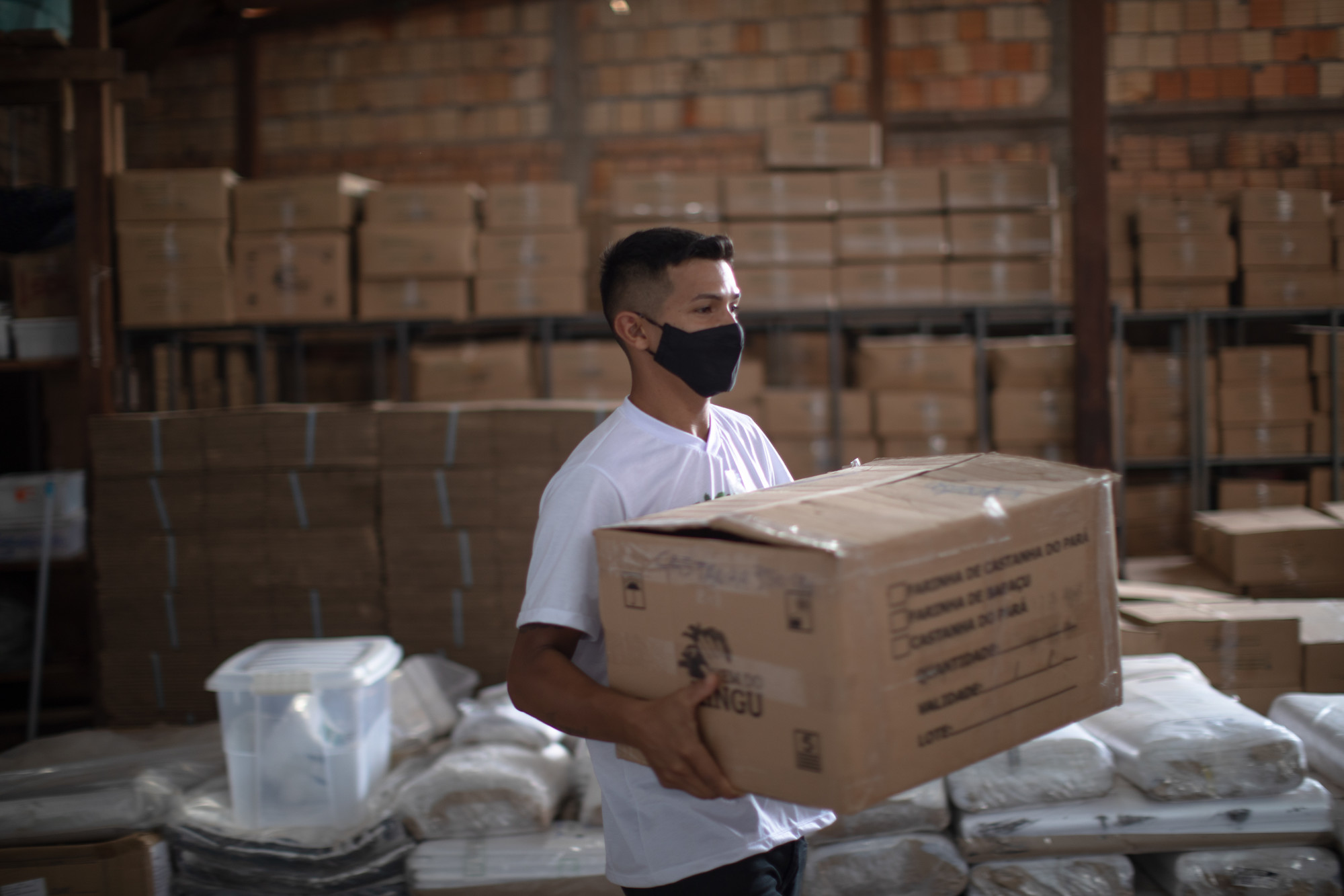 Marcelino prepara cestas com alimentos produzidos pelas comunidades ribeirinhas da Rede de Cantinas da Terra do Meio|Carol Quintanilha/ISA