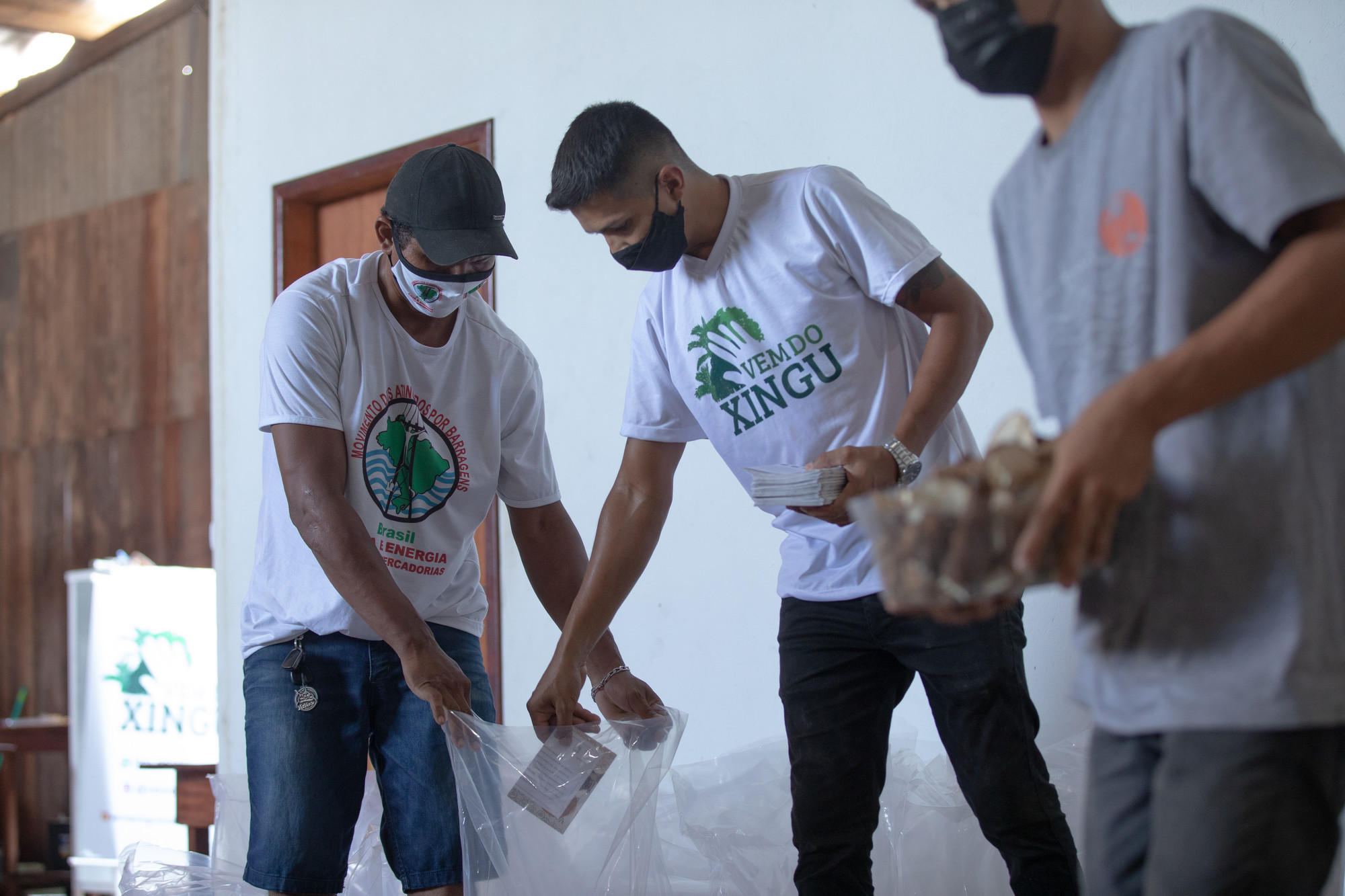 Marcelino colabora na preparação de cestas com alimentos produzidos pelas comunidades ribeirinhas da Rede de Cantinas da Terra do Meio|Carol Quintanilha/ISA