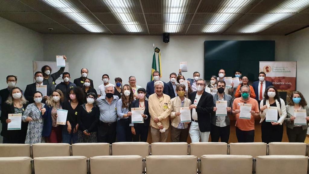 Integrantes do Observatório da Sociobiodiversidade (ÓSocioBio) e deputados da Frente Parlamentar Ambientalista durante lançamento na Câmara dos Deputados.