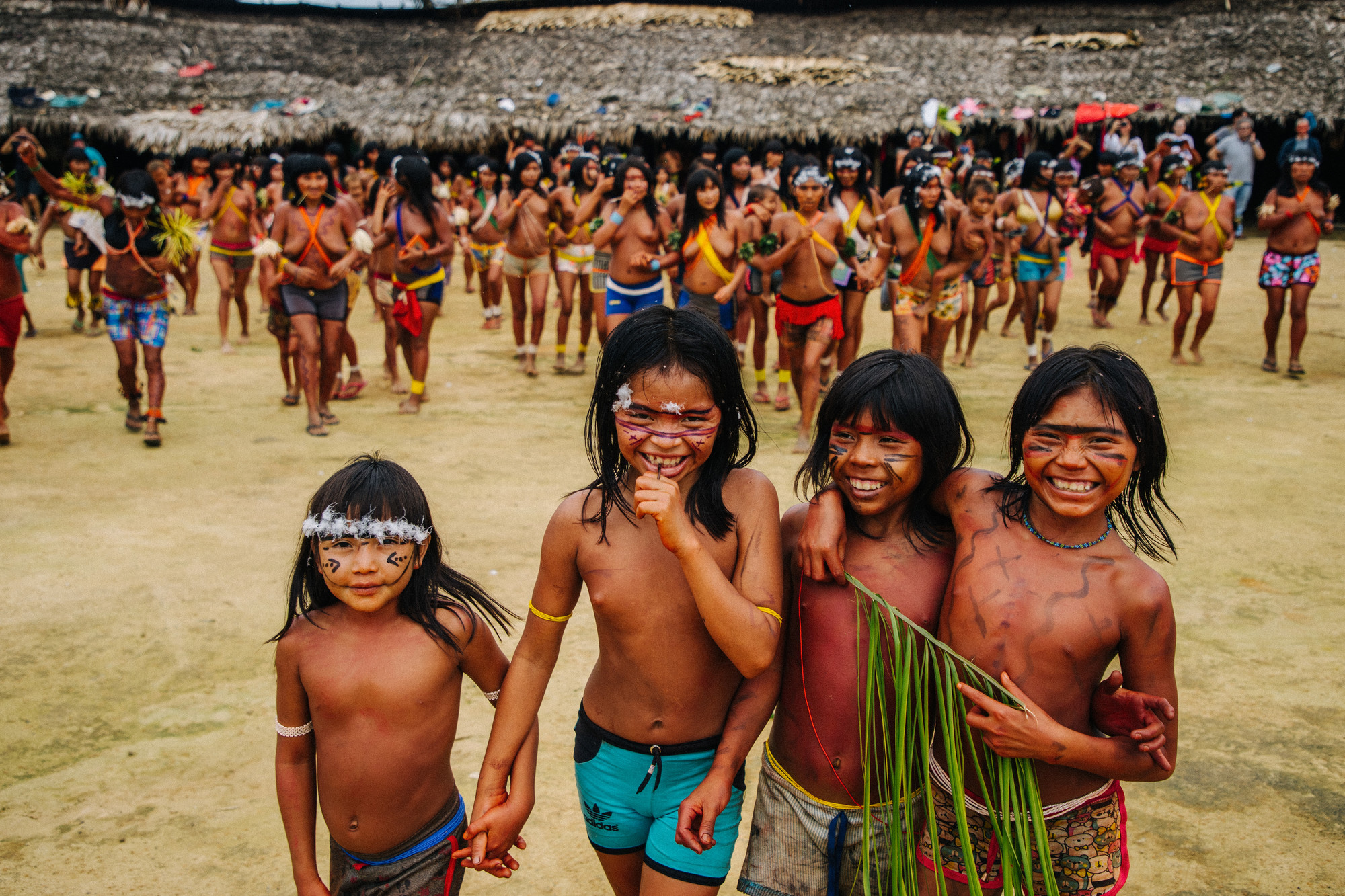Crianças Yanomami no centro da maloca do Xihopi na comemoração dos 30 anos da Terra Indígena Yanomami|Christian Braga/ISA