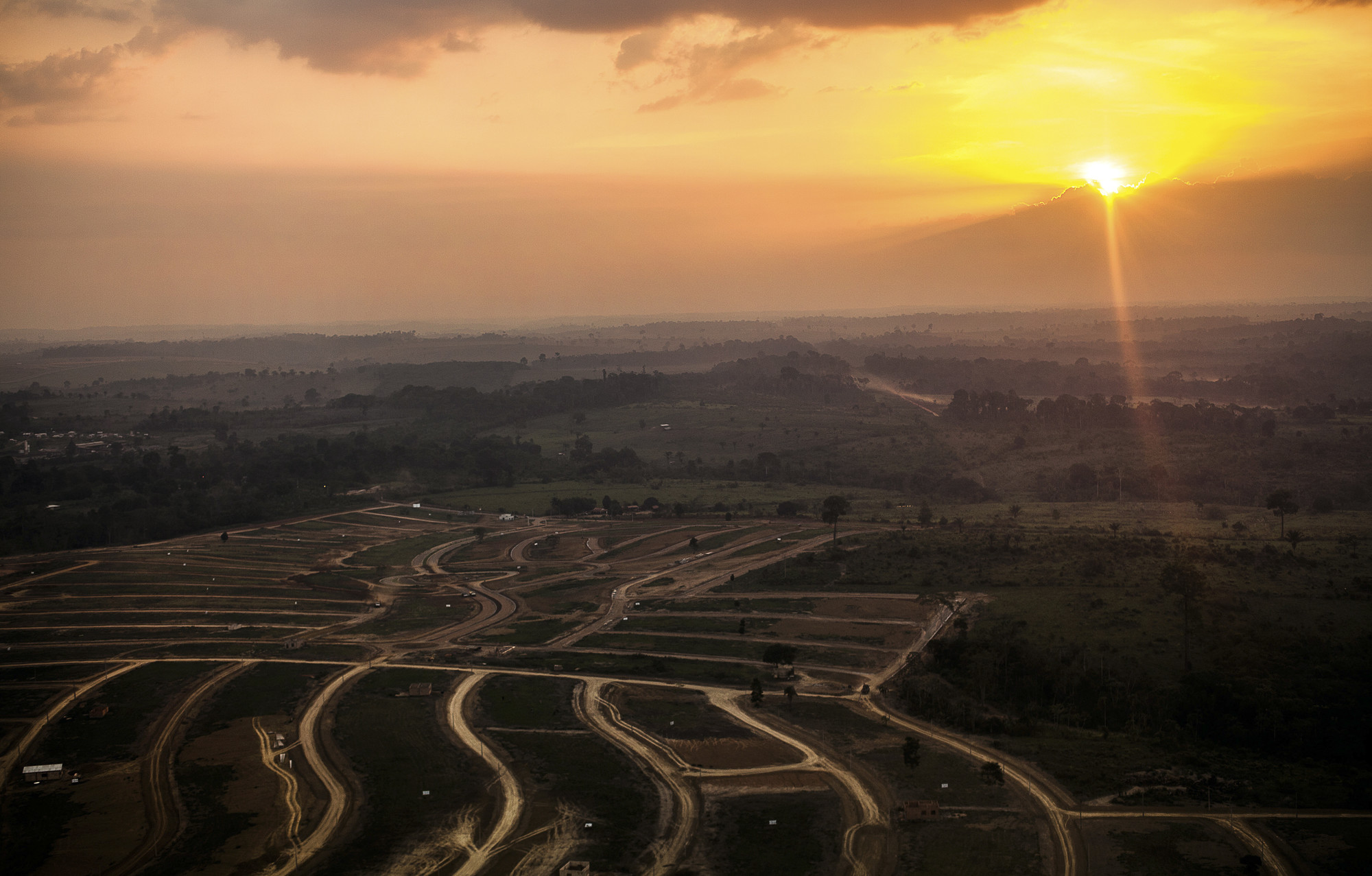 Expansão urbana devido a construção da Usina Hidrelétrica de Belo Monte: a cidade avança sobre a Floresta Amazônica, Altamira (PA)|Lilo Clareto/ISA