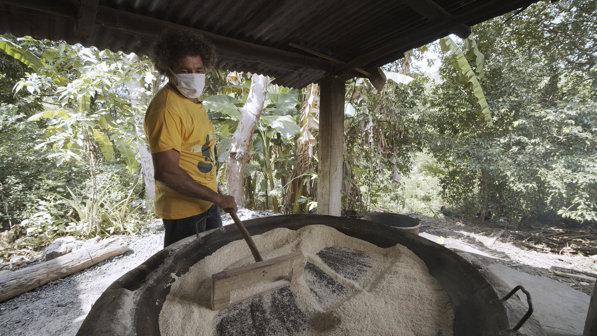 Osvaldo dos Santos, do Quilombo Porto Velho, prepara farinha de mandioca para a distribuição de comida orgânica|Manoela Meyer/ISA