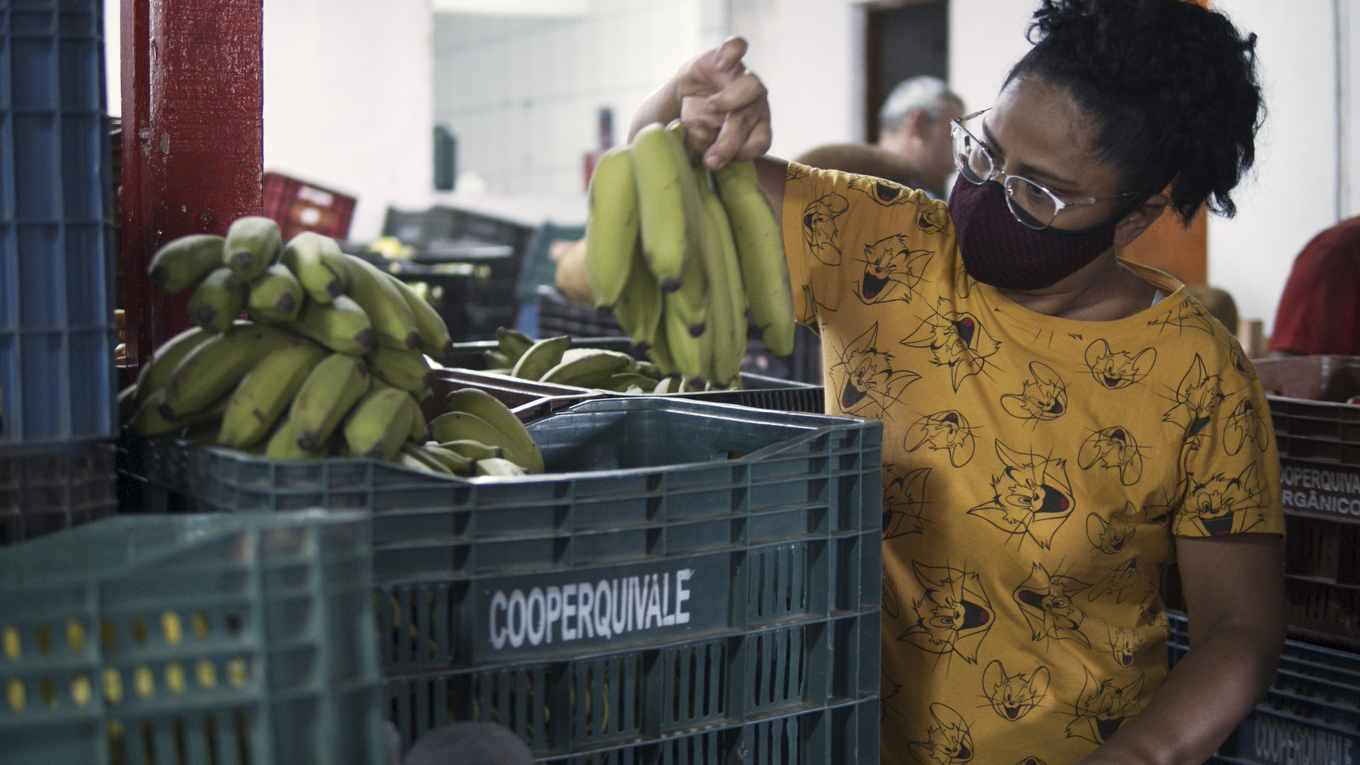 Distribuição de comida orgânica, produzida pelos quilombolas do Vale do Ribeira (SP), para famílias da São Remo|Manoela Meyer/ISA