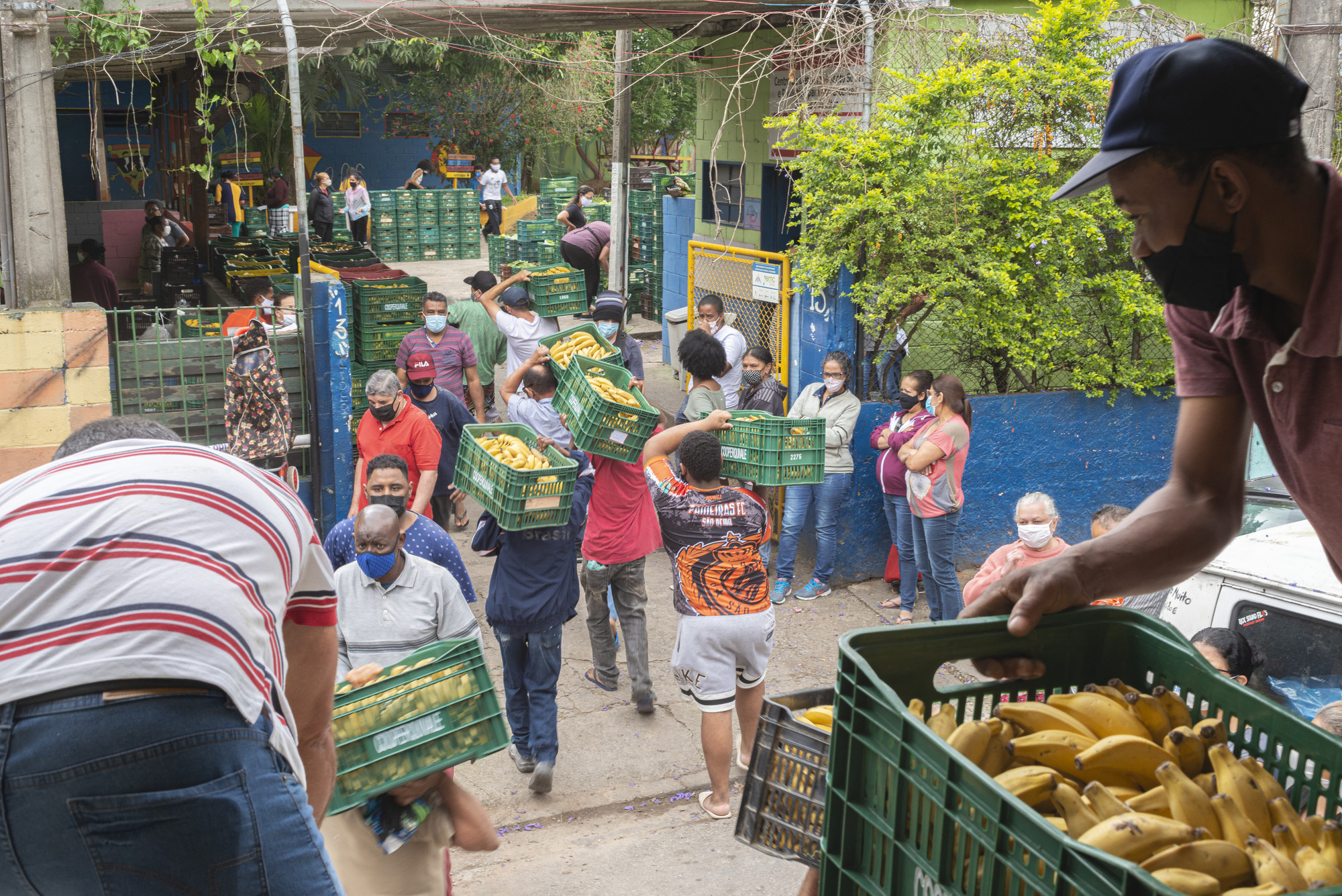 Distribuição de alimentos da Cooperquivale na comunidade de São Remo, na zona oeste de São Paulo|Rodrigo Kees/ISA
