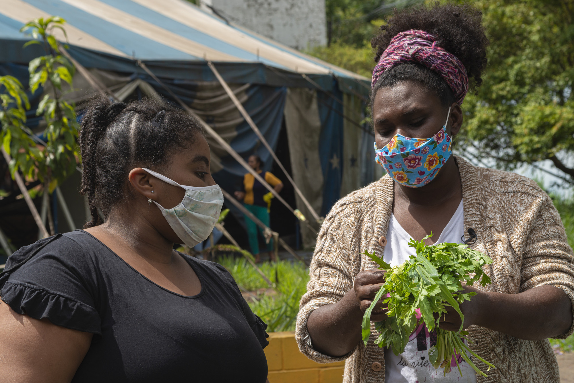 Grace Kelly Mendes, à esquerda, moradora da São Remo, e Zeni Florinda dos Santos, do Quilombo Ivaporunduva, durante distribuição de alimentos|Rodrigo Kees/ISA