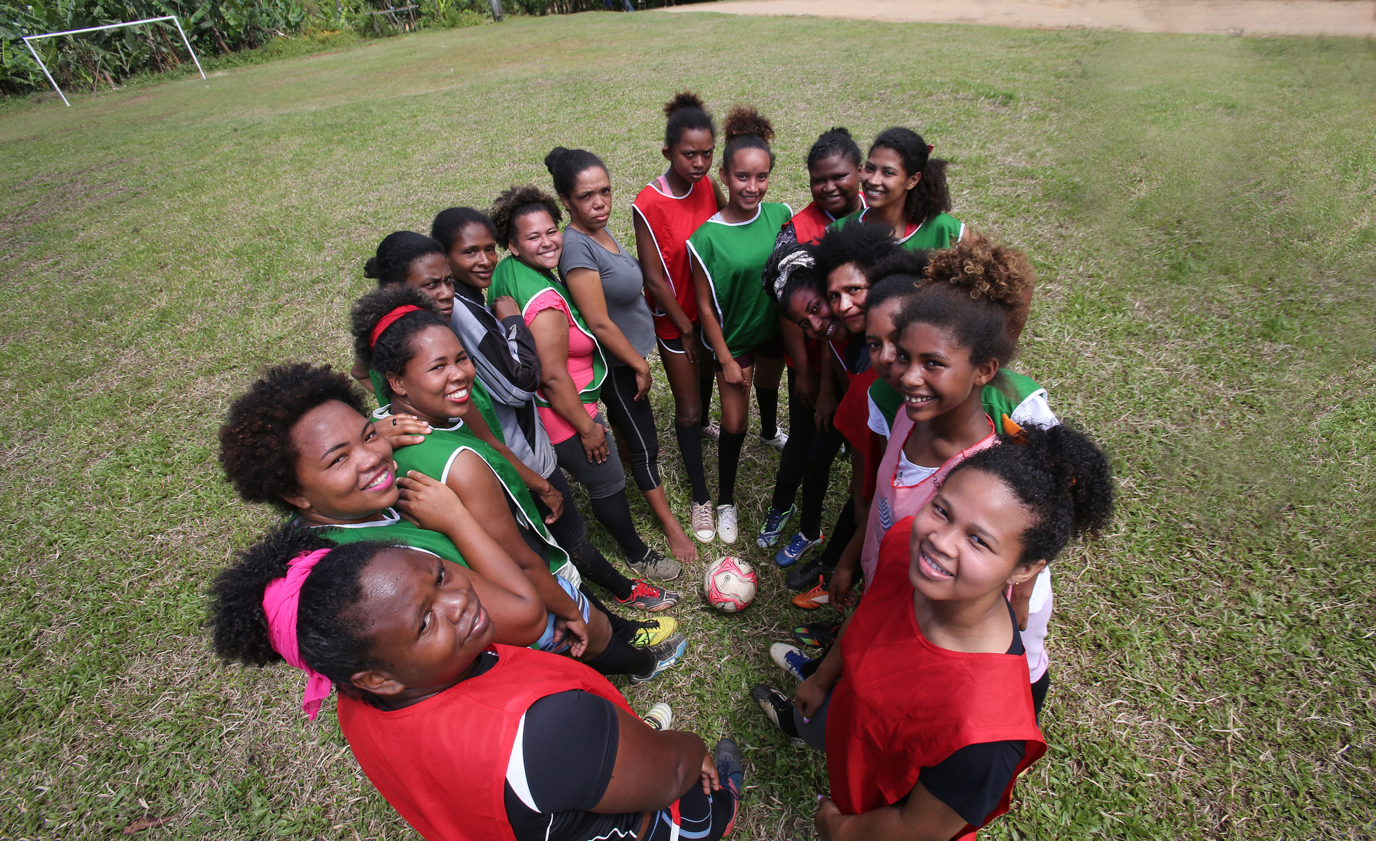 Equipe feminina de futebol do Quilombo São Pedro após treino para amistoso contra time de São Paulo|JFDiorio/ISA