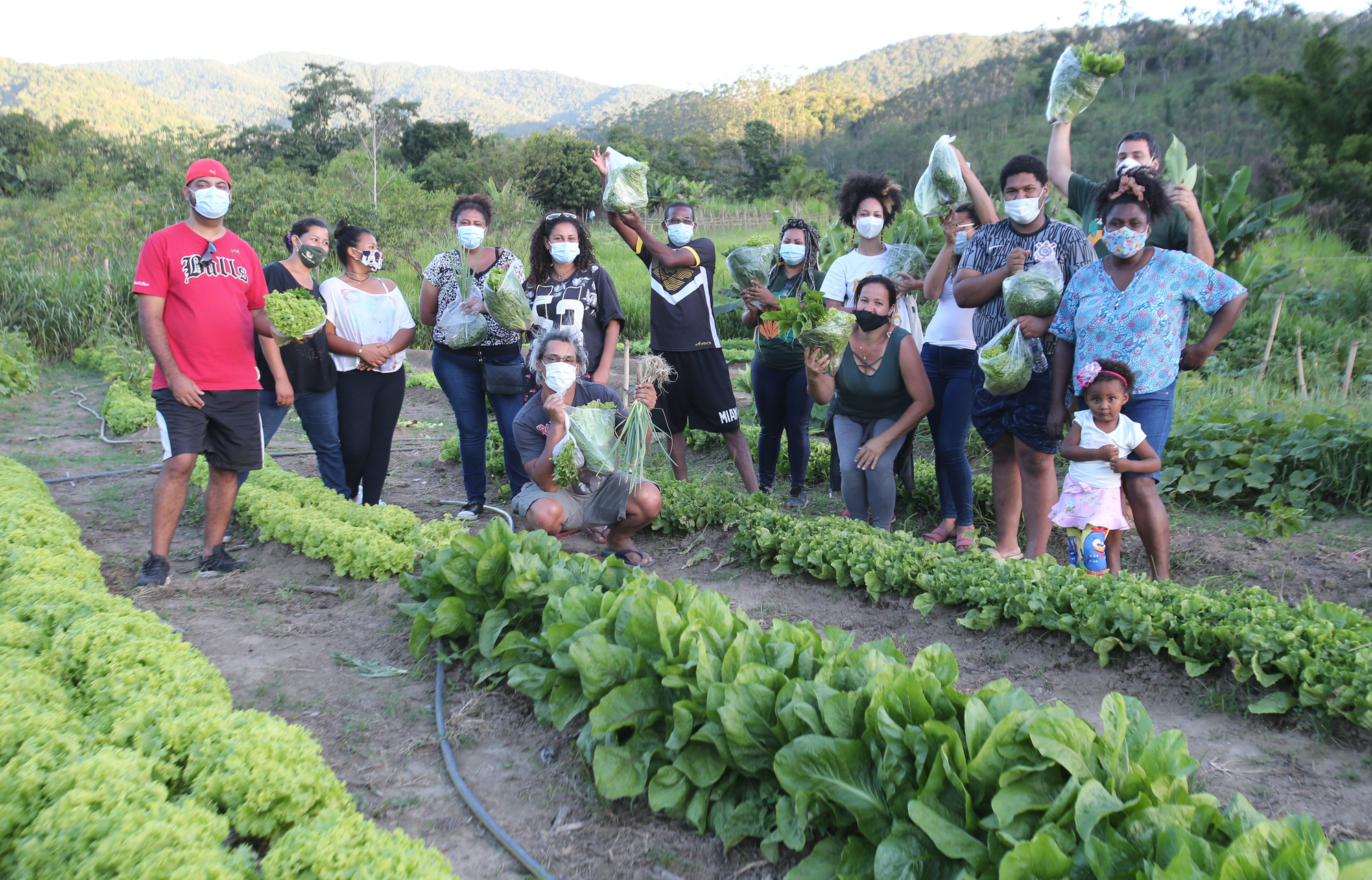 Representantes de los habitantes de São Remo visitan la huerta de Zeni Florinda dos Santos, agricultora quilombola del Quilombo Ivaporunduva|JFDiorio/ISA