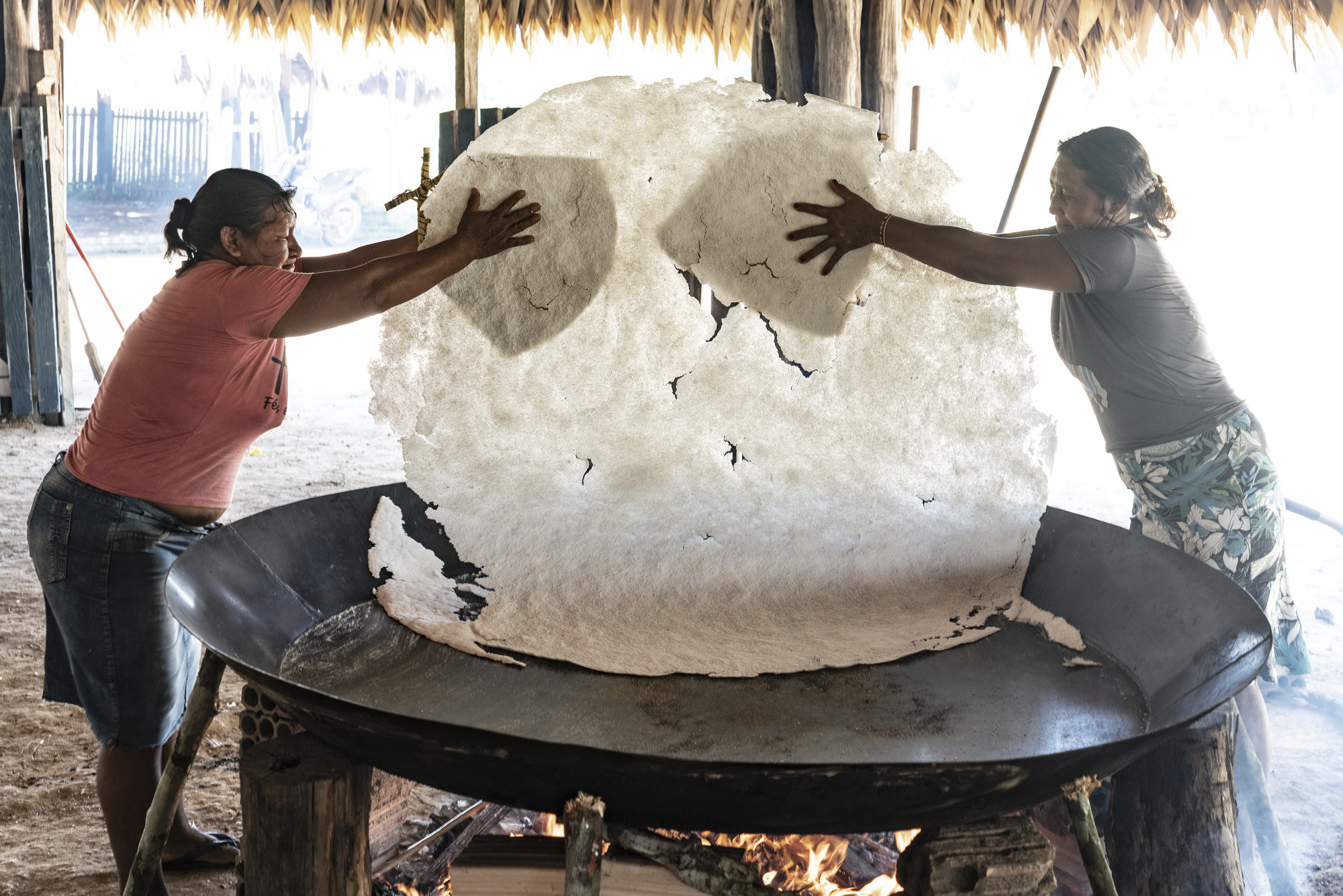 Mulheres Wai Wai apresentam pratos típicos feitos a base da castanha, comunidade Xaary, Terra Indígena Wai Wai|Rogério Assis/ISA