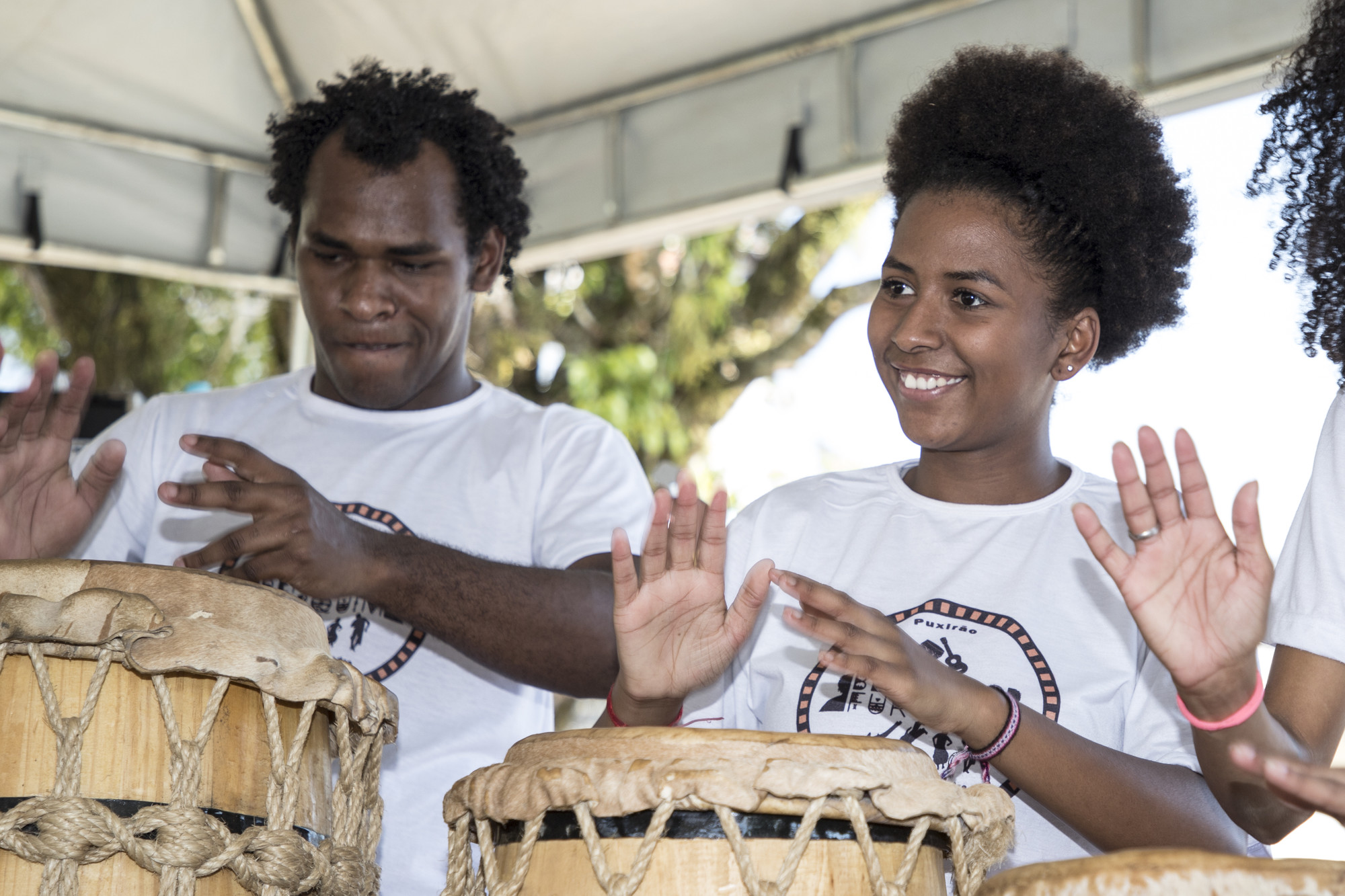 À direita, Vanieli dos Anjos de França Dias toca com o Grupo Cultural Puxirão Bernardo Furquim, do Quilombo São Pedro, em apresentação durante a 12ª Feira de Trocas de Sementes e Mudas dos Quilombos do Vale do Ribeira, em agosto de 2019, em Eldorado (SP)|Claudio Tavares/ISA