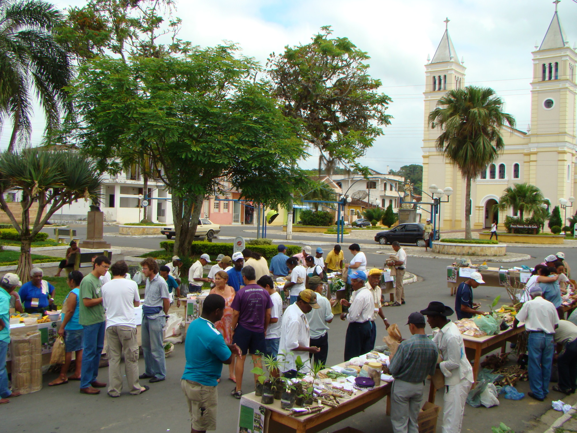 Primeira feira de troca de sementes e mudas de plantas tradicionais dos quilombos do Vale do Ribeira, organizada pelo ISA e associações quilombolas da região, Praça da Matriz, Eldorado, Vale do Ribeira (SP)|Claudio tavares/ISA