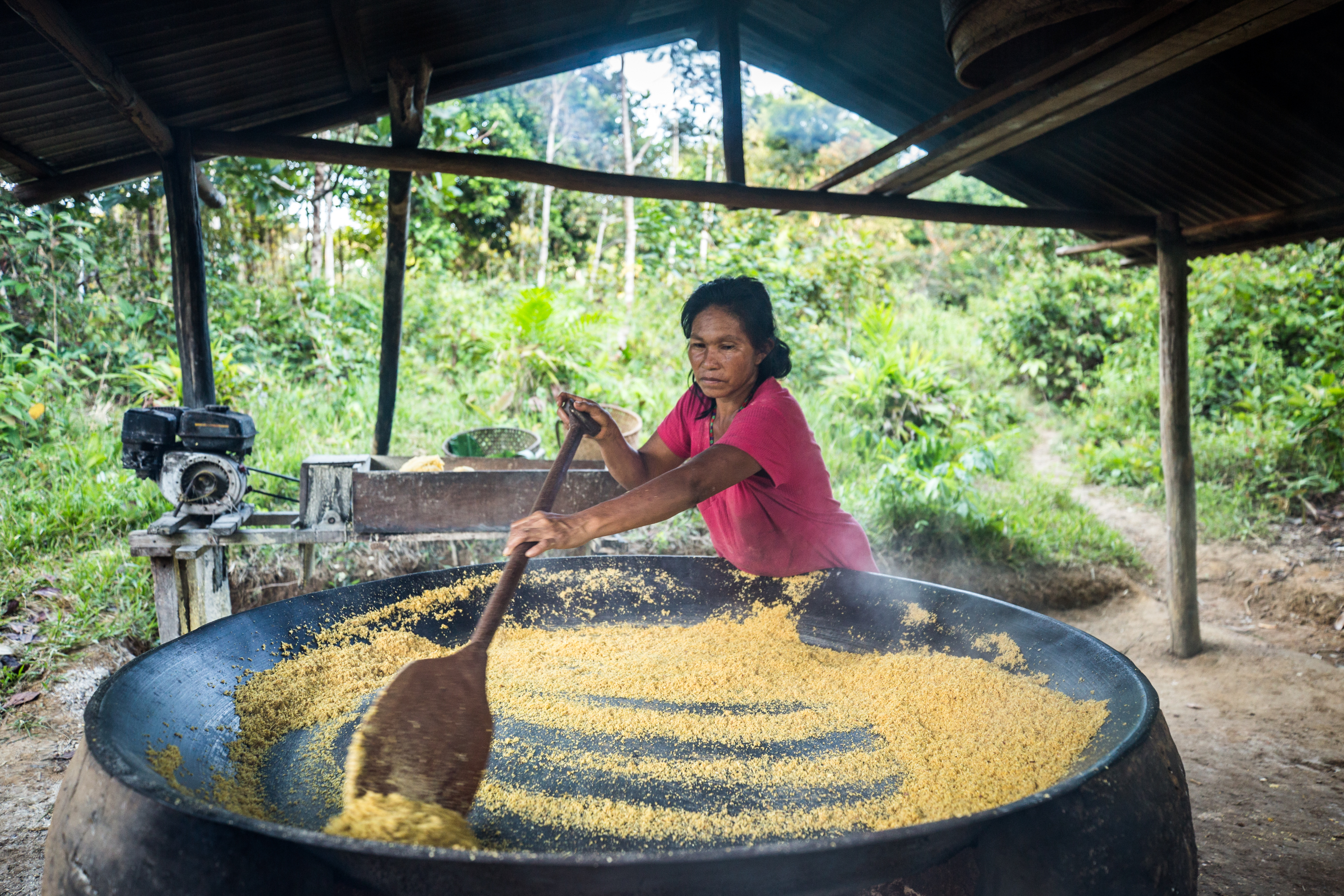 Cristina da Silva prepara a farinha de maniva|Fellipe Abreu/NatGeo
