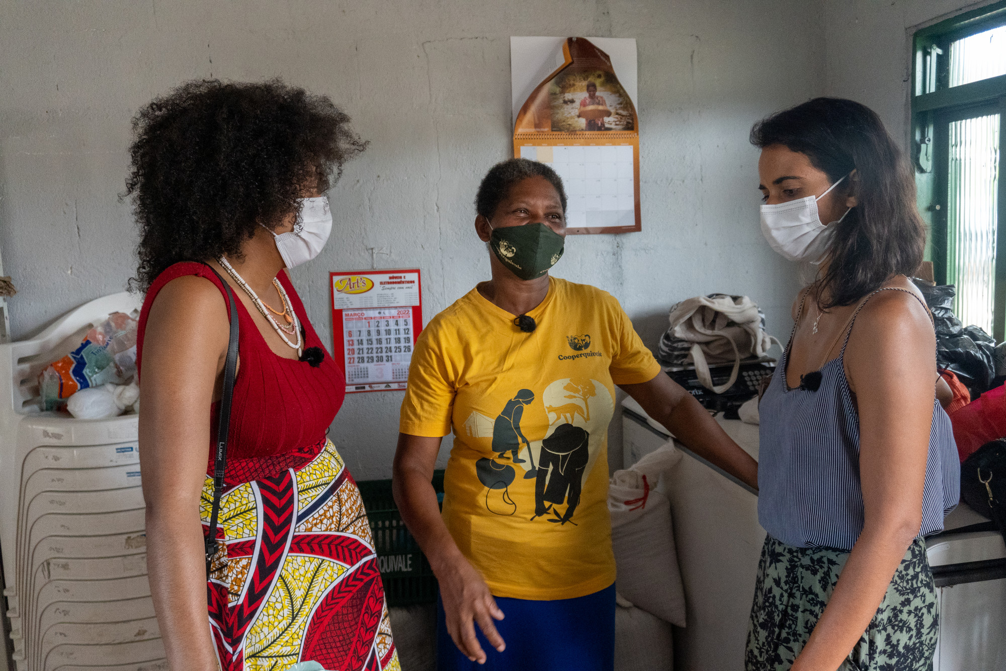 Thallita Flor, a liderança quilombola Rosana de Almeida, do Quilombo Nhunguara, e Aline Matulja conversam na cozinha da Cooperquivale, em Eldorado, no Vale do Ribeira (SP)|Pedro Hassan/ISA