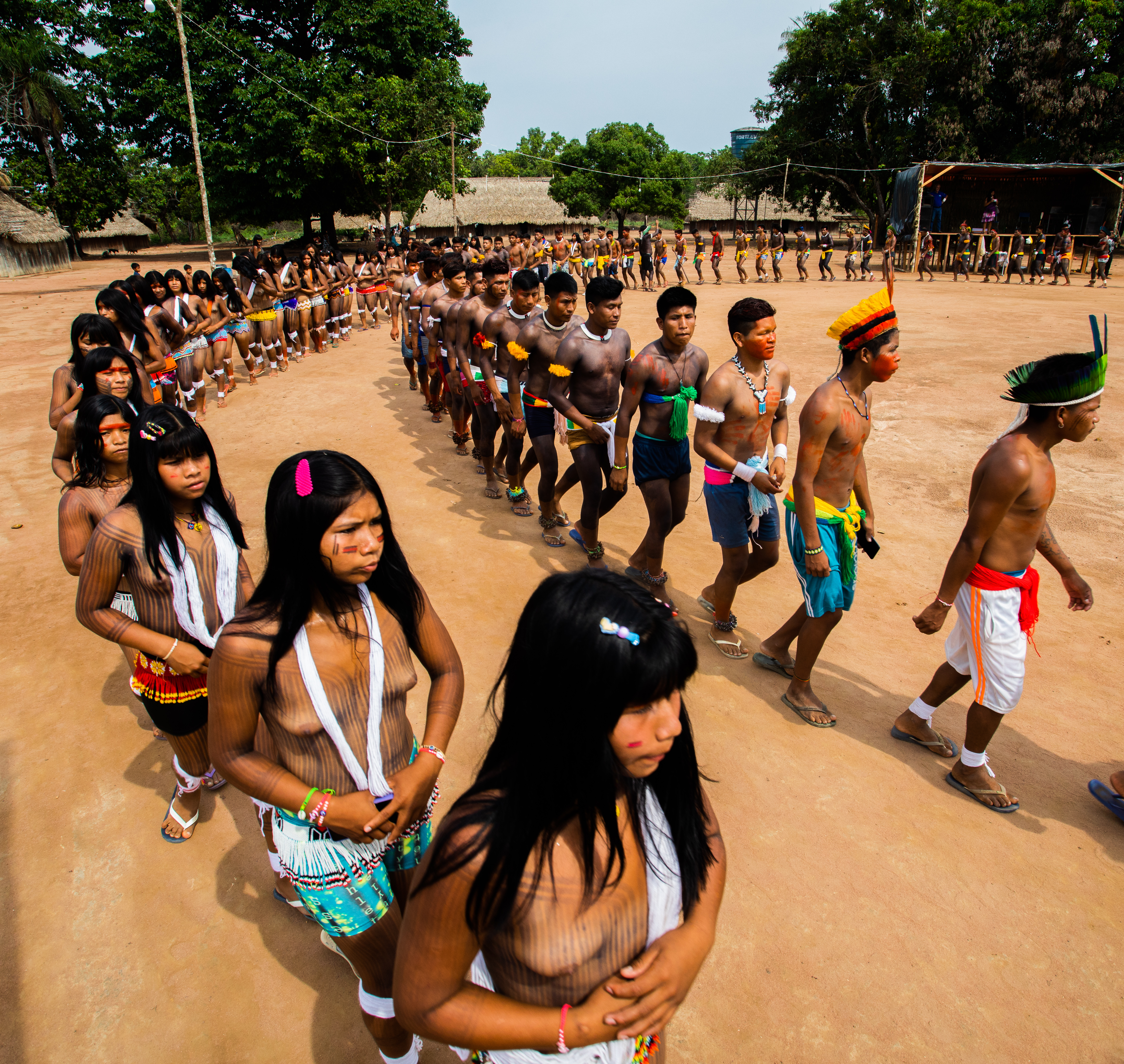 Mulheres e homens dançam em círculo em comemoração aos 25 anos de retorno dos Panará