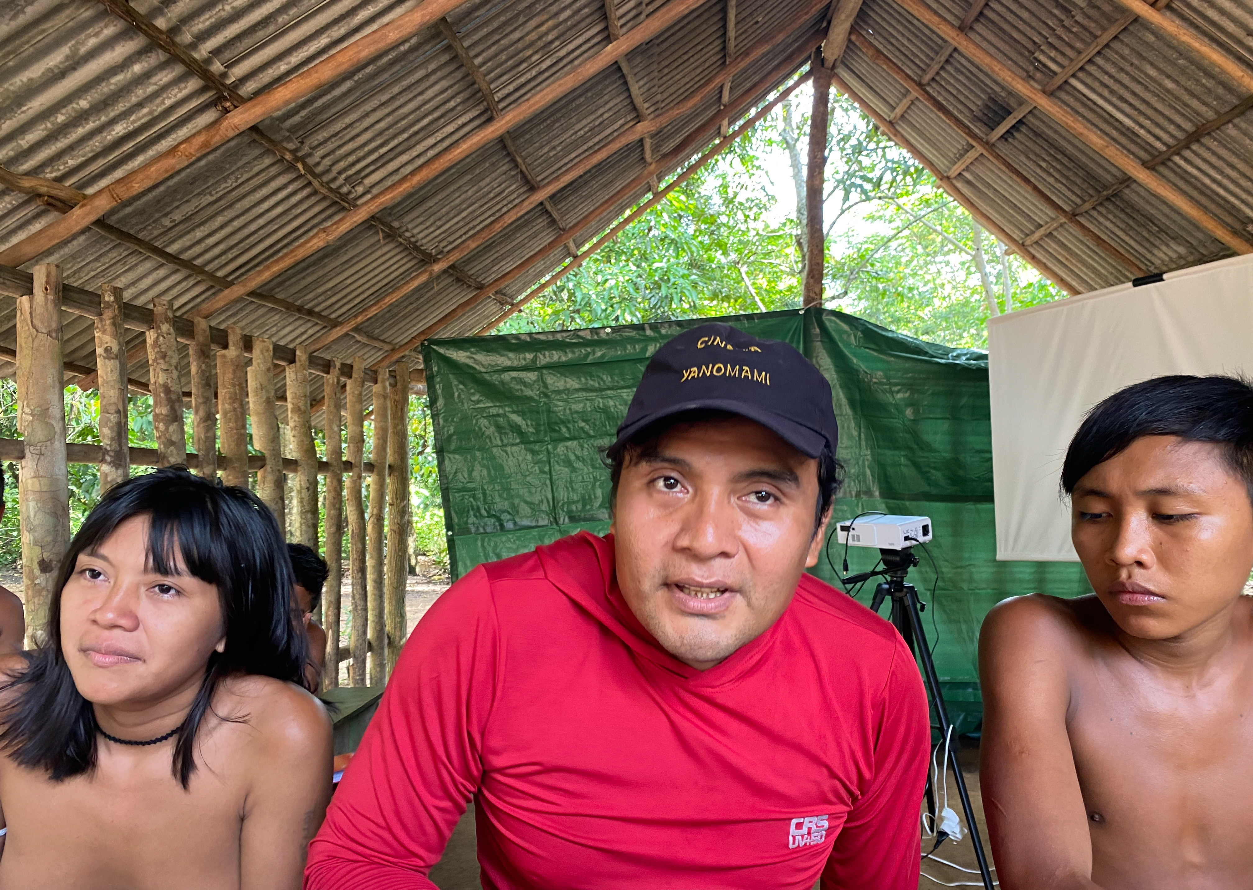 Da esquerda para a direita: Darisa Yanomami, Edimar Yanomami e Otílio Yanomami participam da oficina de cinema|Fabrício Araújo/ISA