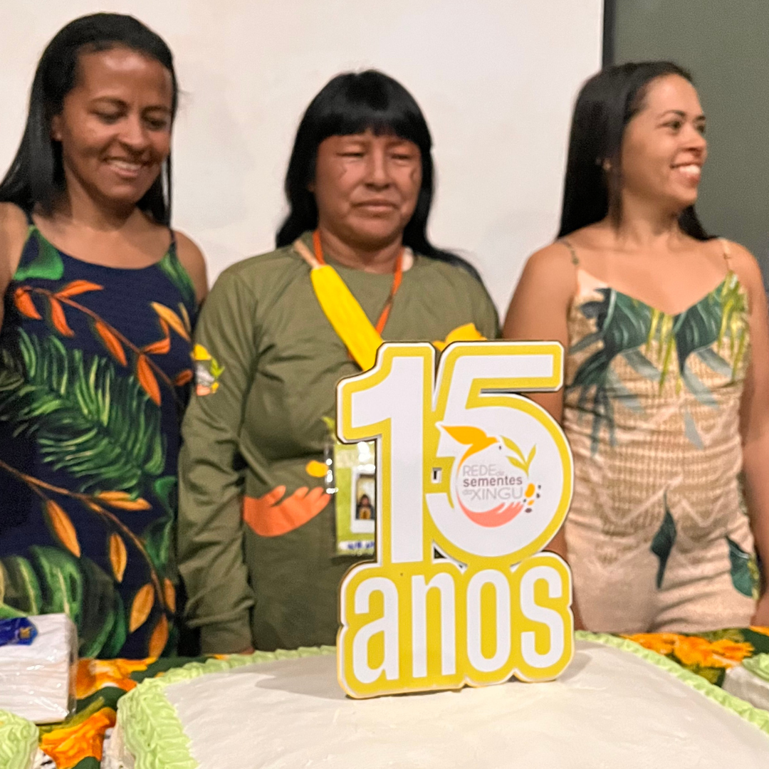 Claudia Araújo (esq.), Wanku Ikpeng e Bruna Ferreira cantam parabéns à Rede de Sementes do Xingu 📷 Ludmilla Balduíno/ARSX