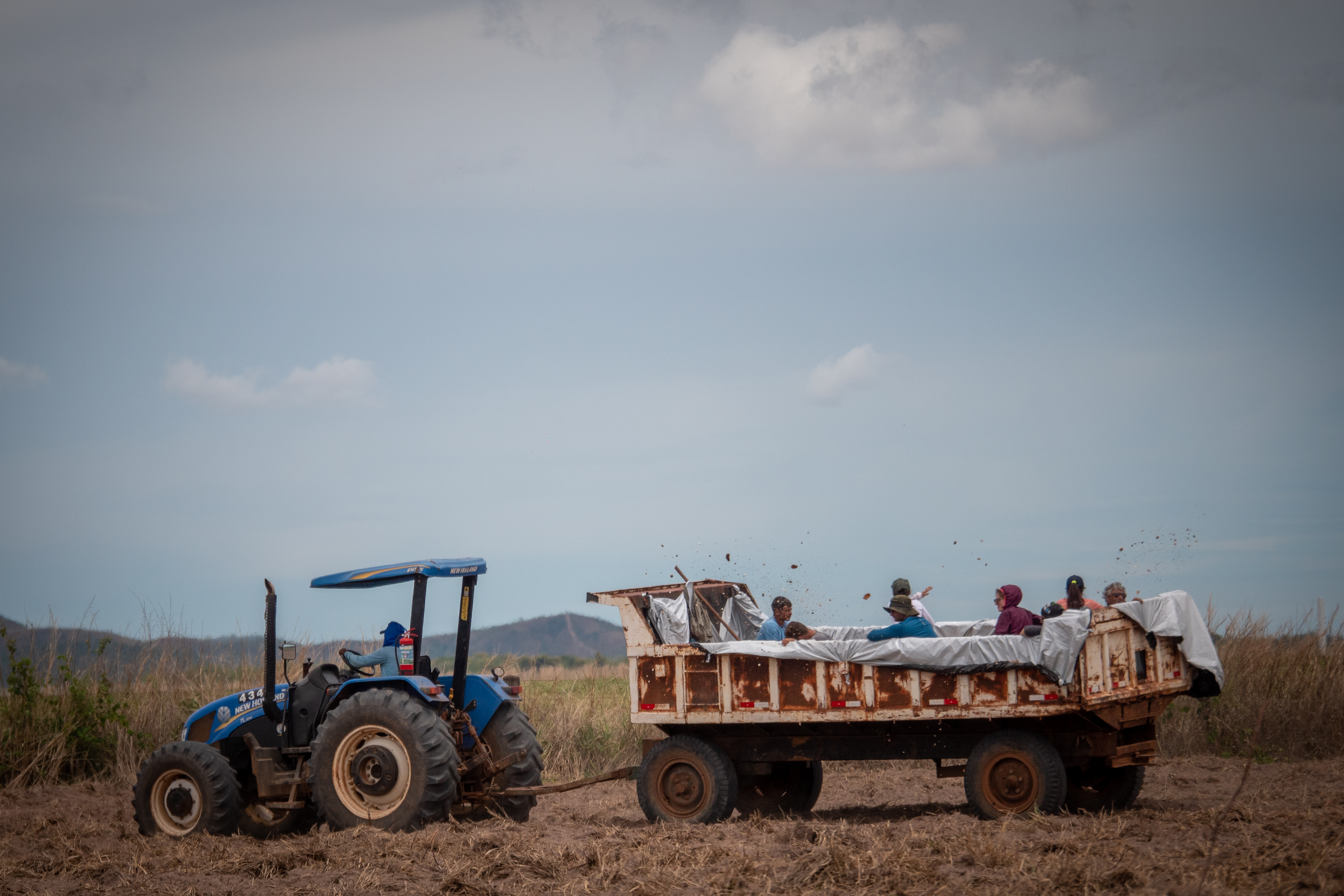 Em trator, equipe espalha sementes na área a ser reflorestada 📷Manoela Meyer/ISA