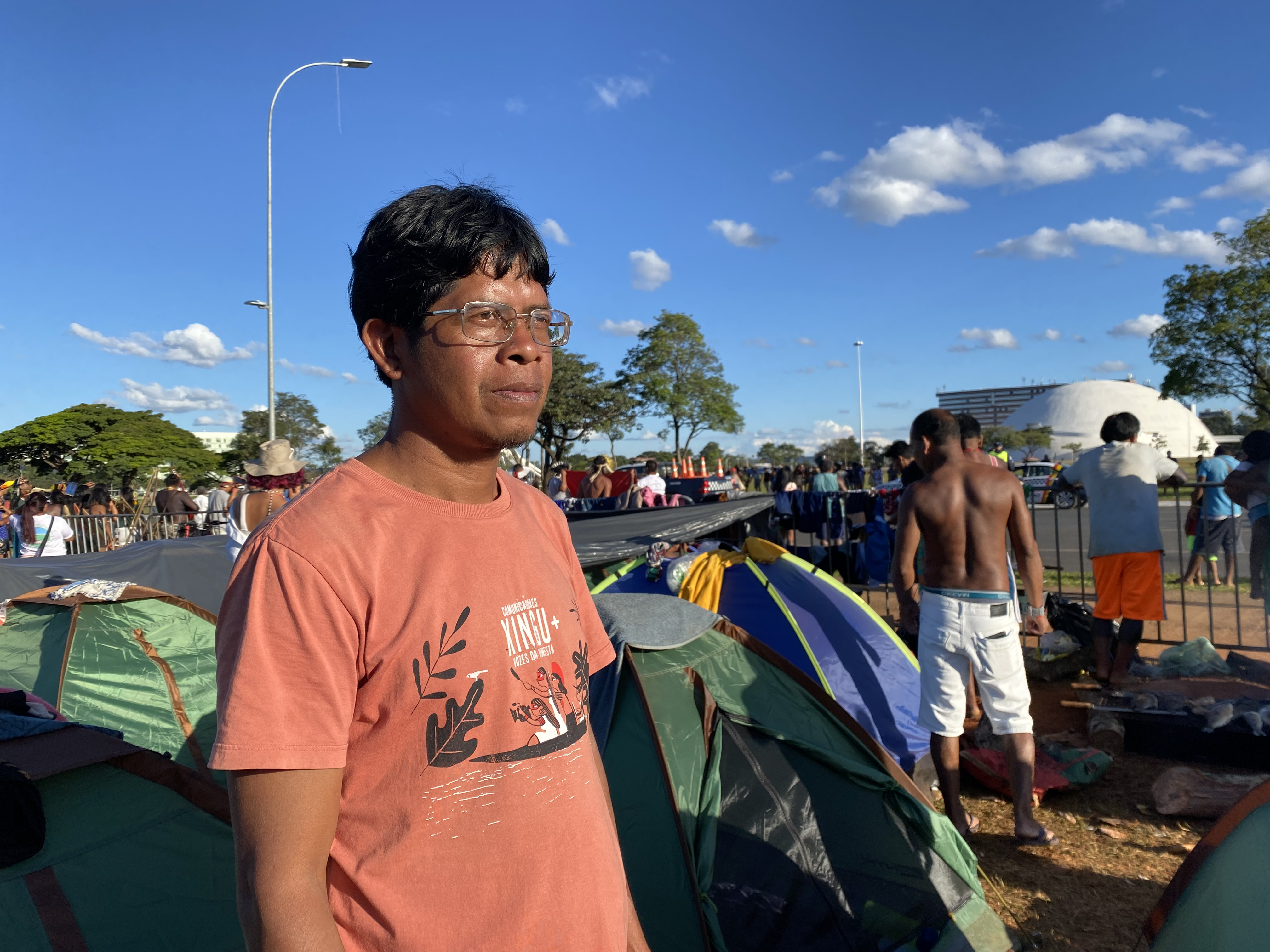 Kunity Panará, comunicador xinguano, em meio às barracas do Acampamento Terra Livre|Fabrício Araújo/ISA
