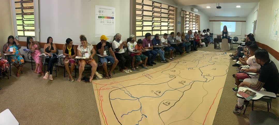 Conselheiros políticos e demais representantes da Rede Xingu+, em Brasília, analisam mapa do Corredor de Sociobiodiversidade do Xingu | Crédito: MIRÁ/Design de Organizações 