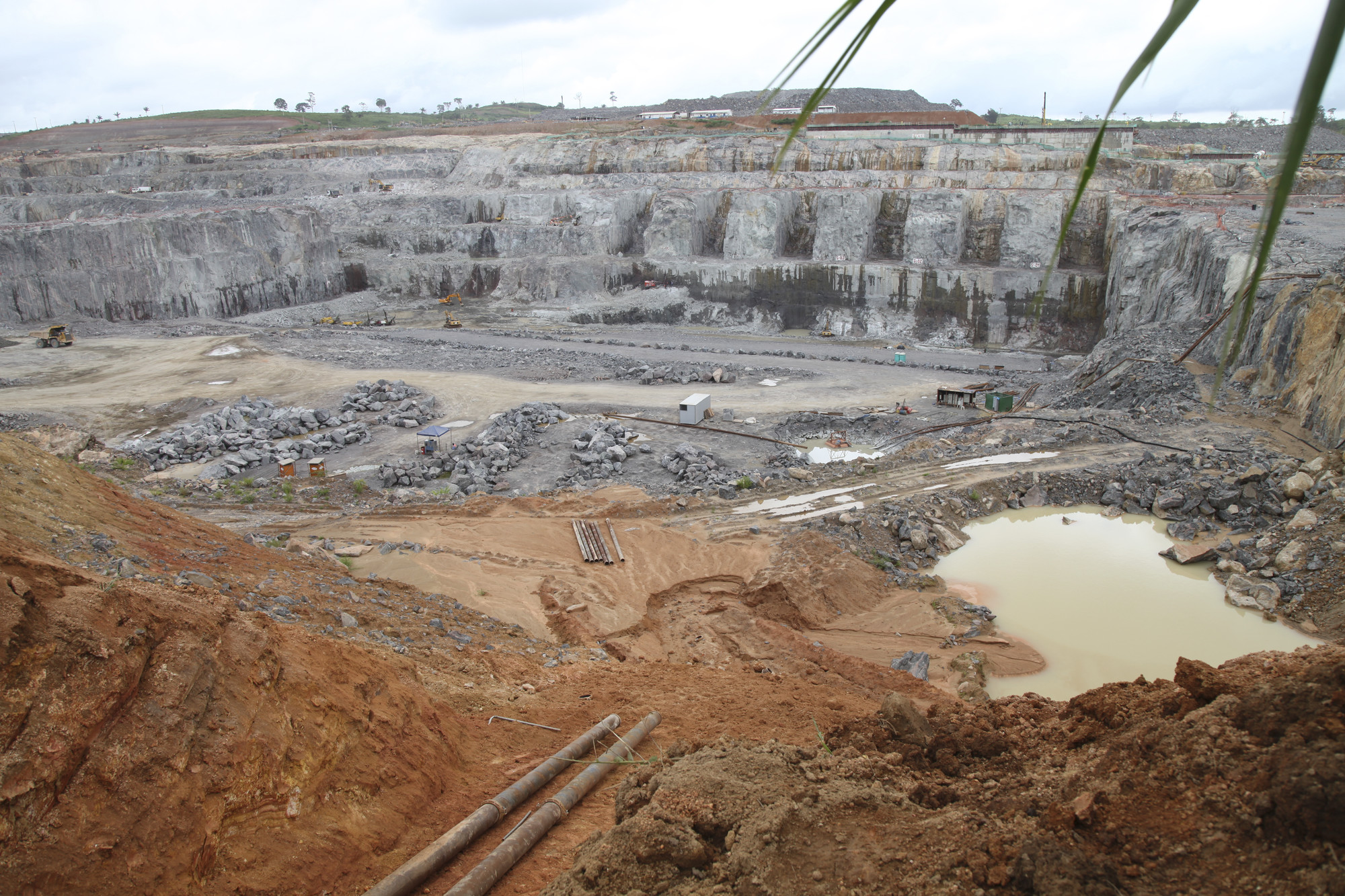 Em imagem de 2013, Sítio Pimental visto do km 52 da Rodovia Transamazônica. Os buracos gigantes nas rochas abrigaram as turbinas da casa de força principal da Usina Hidrelétrica de Belo Monte, no Pará/Letícia Leite/ISA