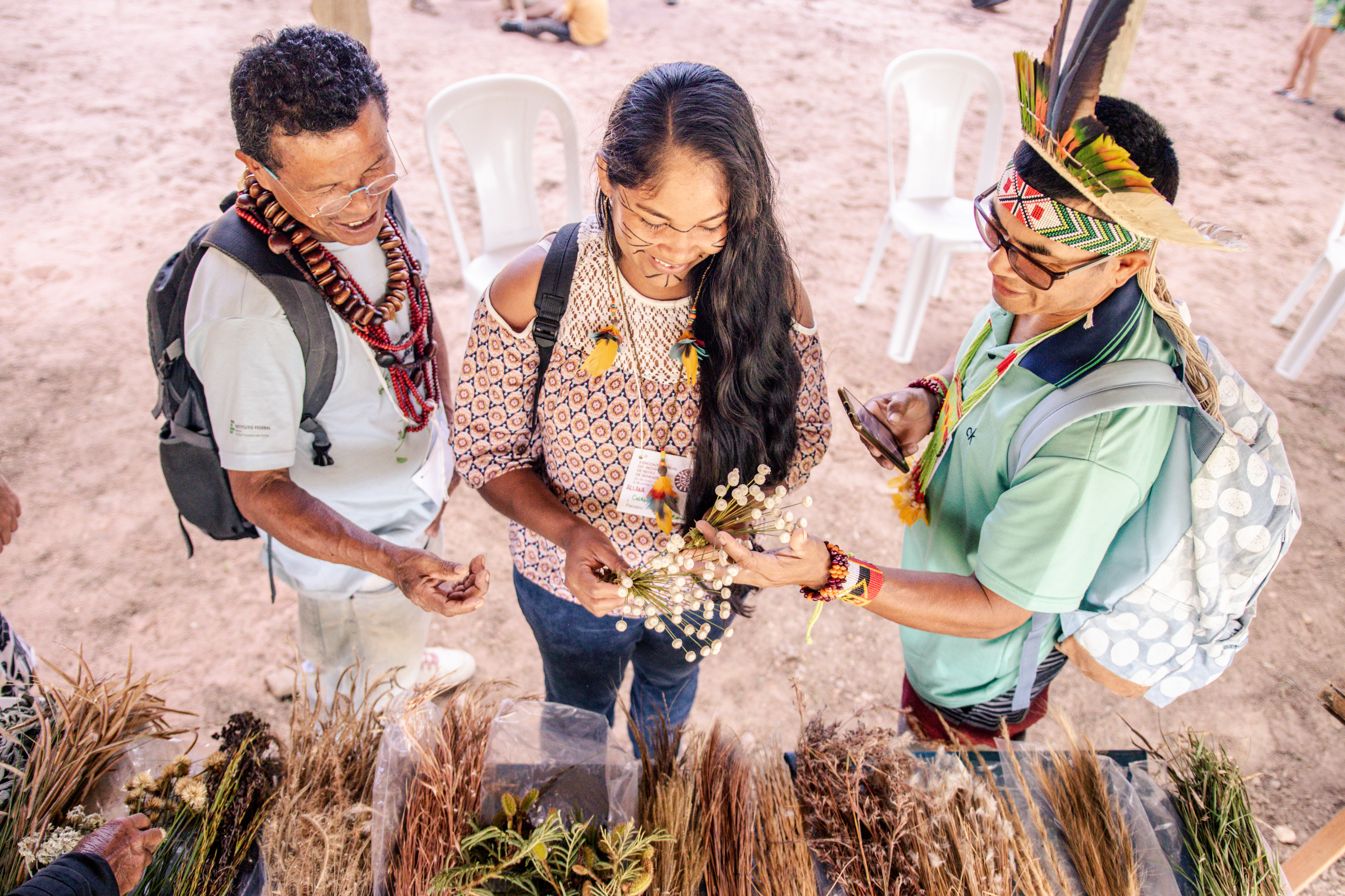 Da esquerda à direita, Osiel Santana Ferreira, coletor do Programa Arboretum, Alanna Souza dos Santos, professora da Associação Aribepé, e Júnior Farias do Nascimento, coletor|Webert da Cruz/Redário/ISA