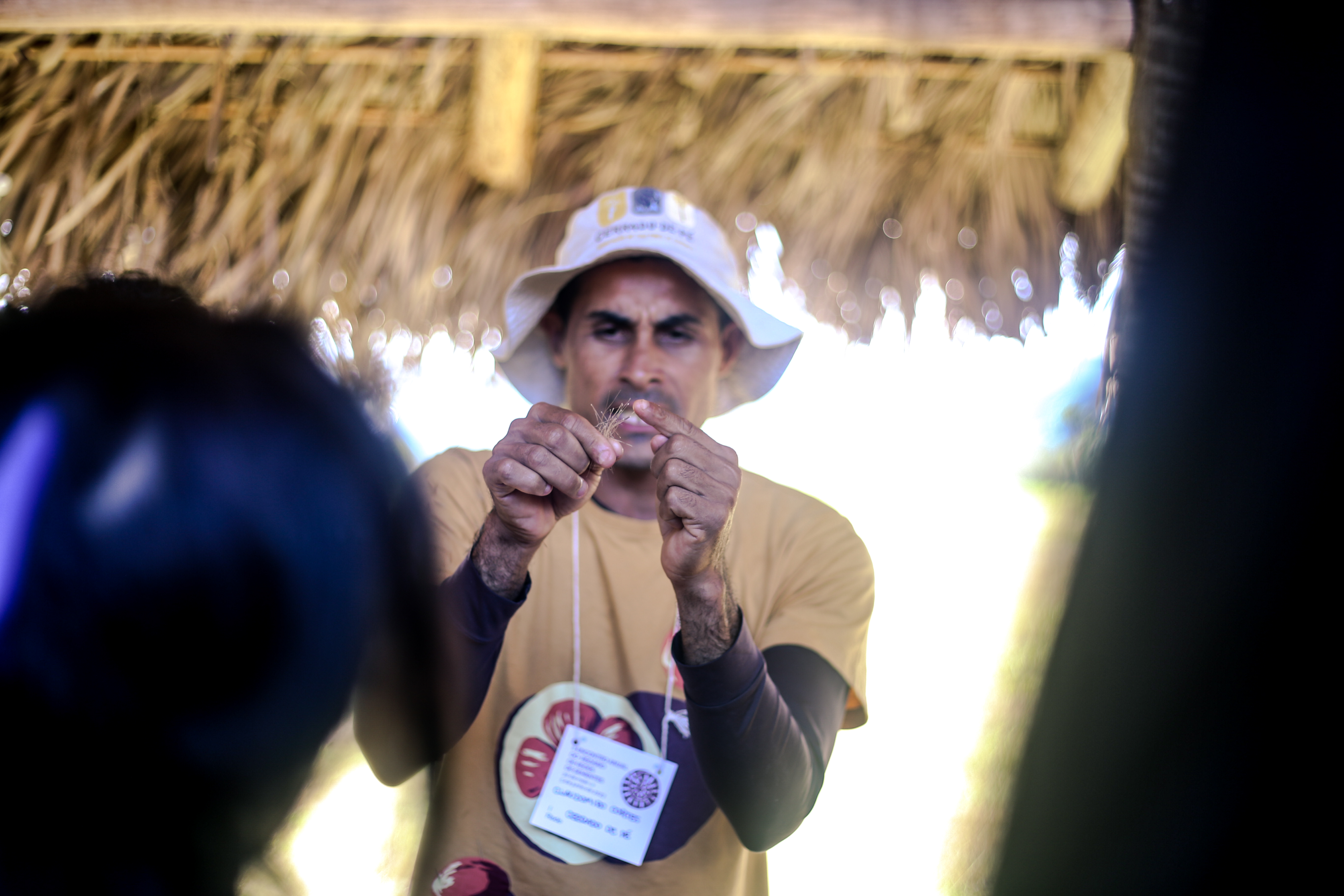 Claudomiro de Almeida Cortes, coletor da Associação Cerrado de Pé, durante a Estação Secagem, armazenamento e casa de sementes|Ester Cruz/Redário/ISA