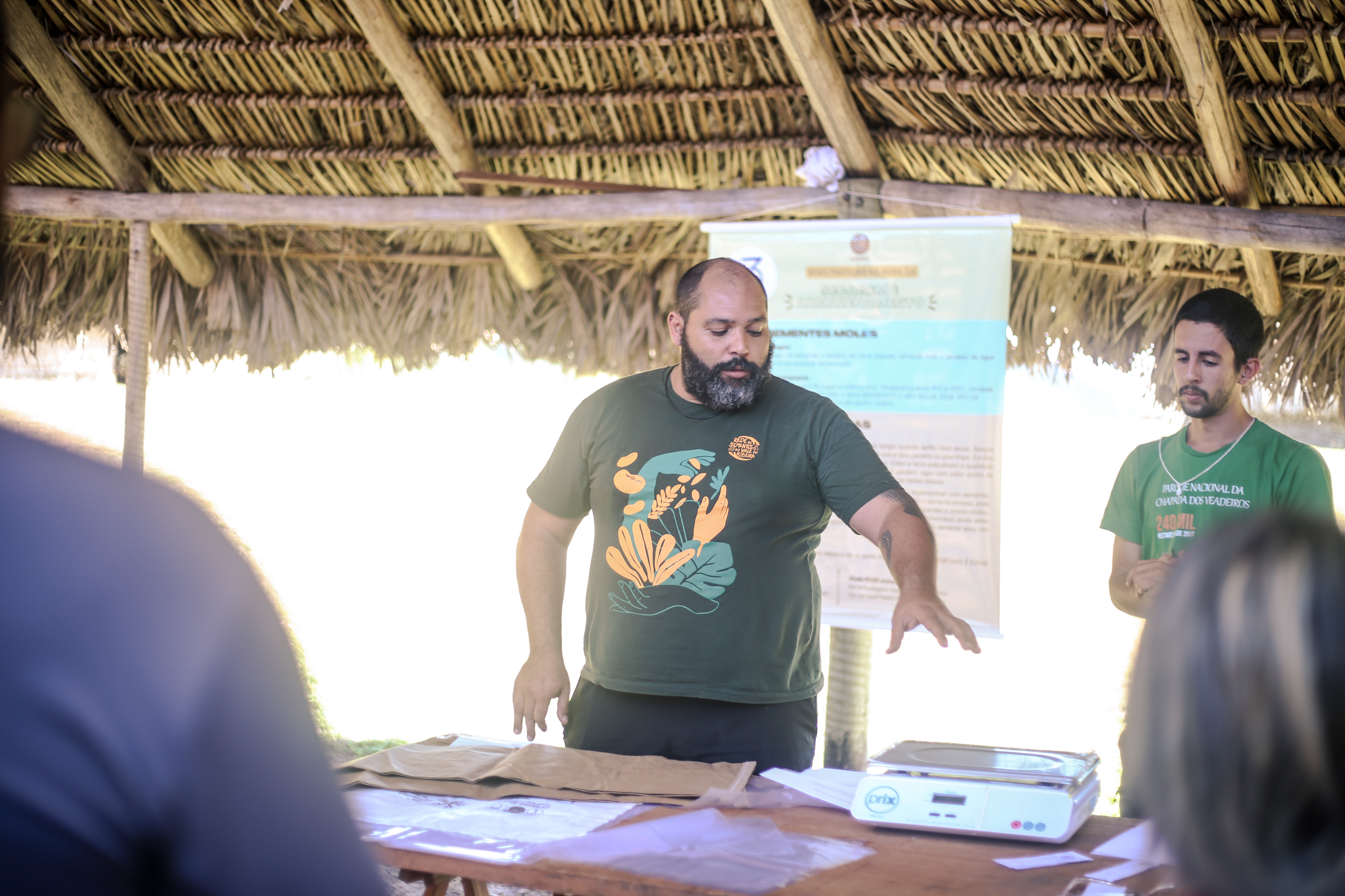 Juliano Silva do Nascimento, articulador da Rede dos Sementes do Instituto Socioambiental (ISA), durante a Estação Secagem, armazenamento e casa de sementes|Ester Cruz/Redário/ISA