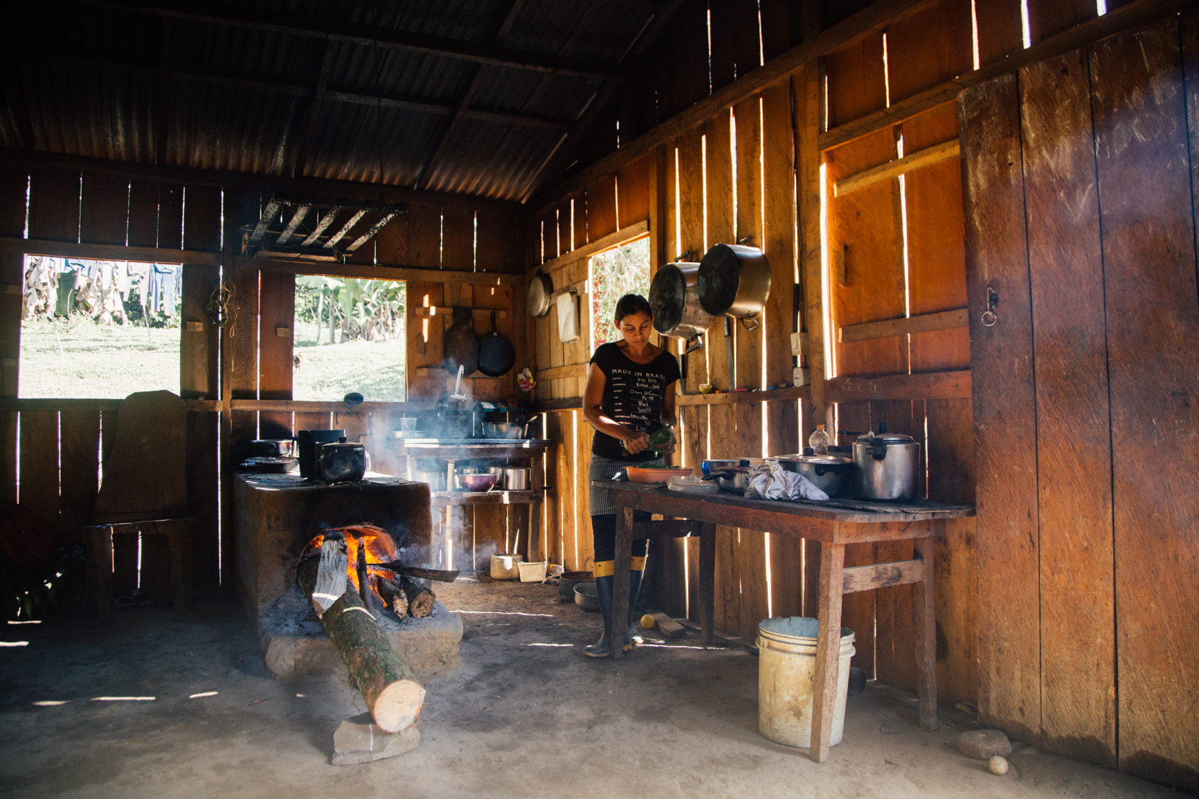 Suzana do Carmo, do Quilombo Bombas de Cima, prepara almoço no fogão à lenha|Júlio César Almeida/ISA
