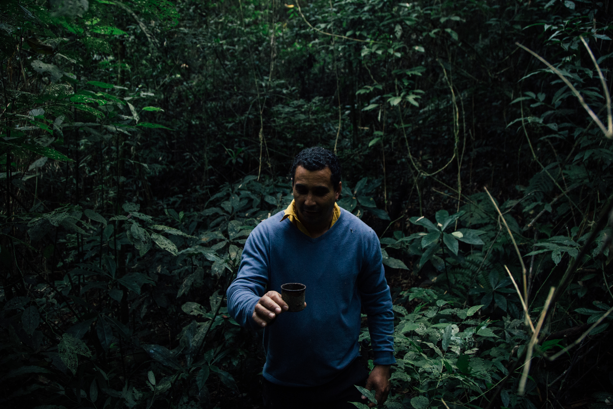 Edmilson conta história do quilombo com ferramentas preservadas na floresta|Júlio César Almeida/ISA