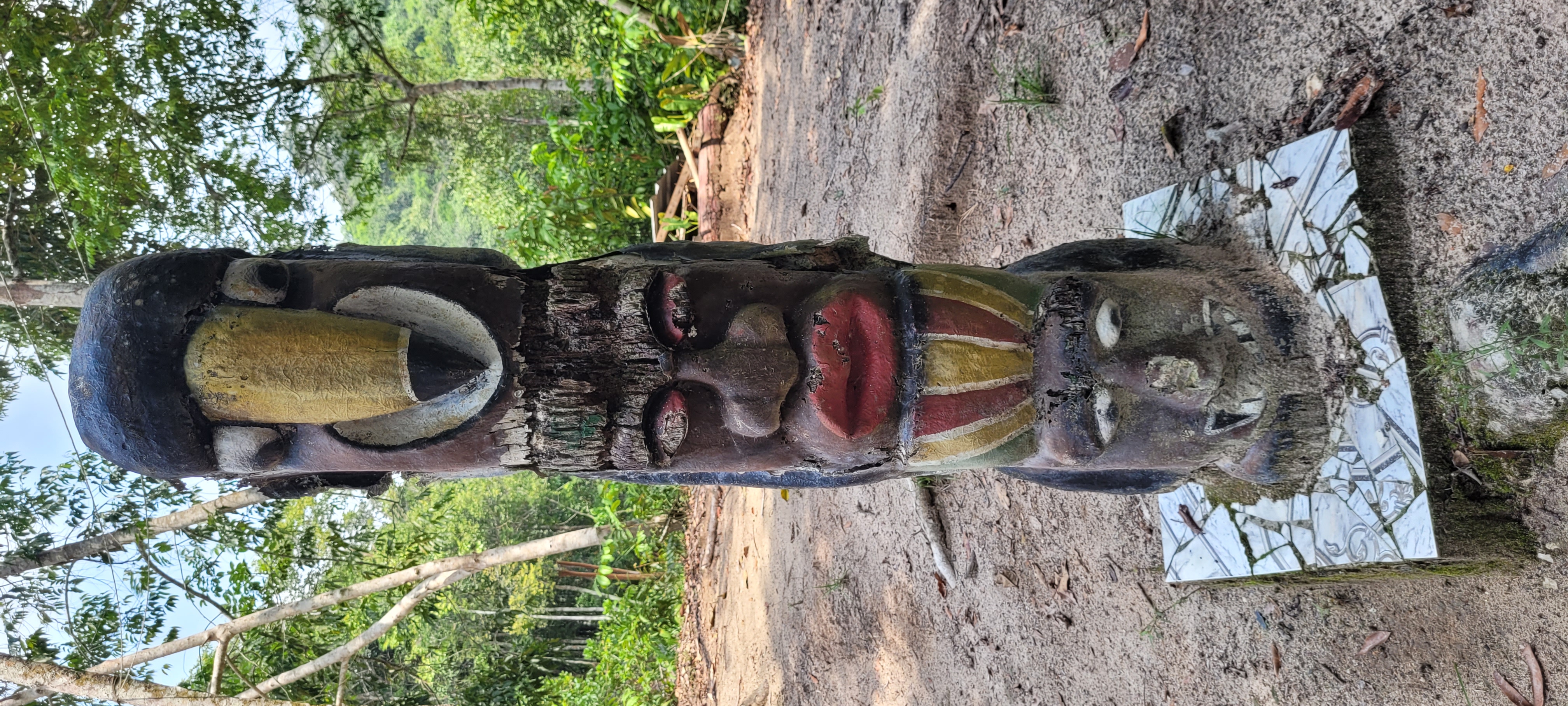 Totem com os mascarados protetores do Inhãa-Bé na entrada da comunidade|Juliana Radler/ISA