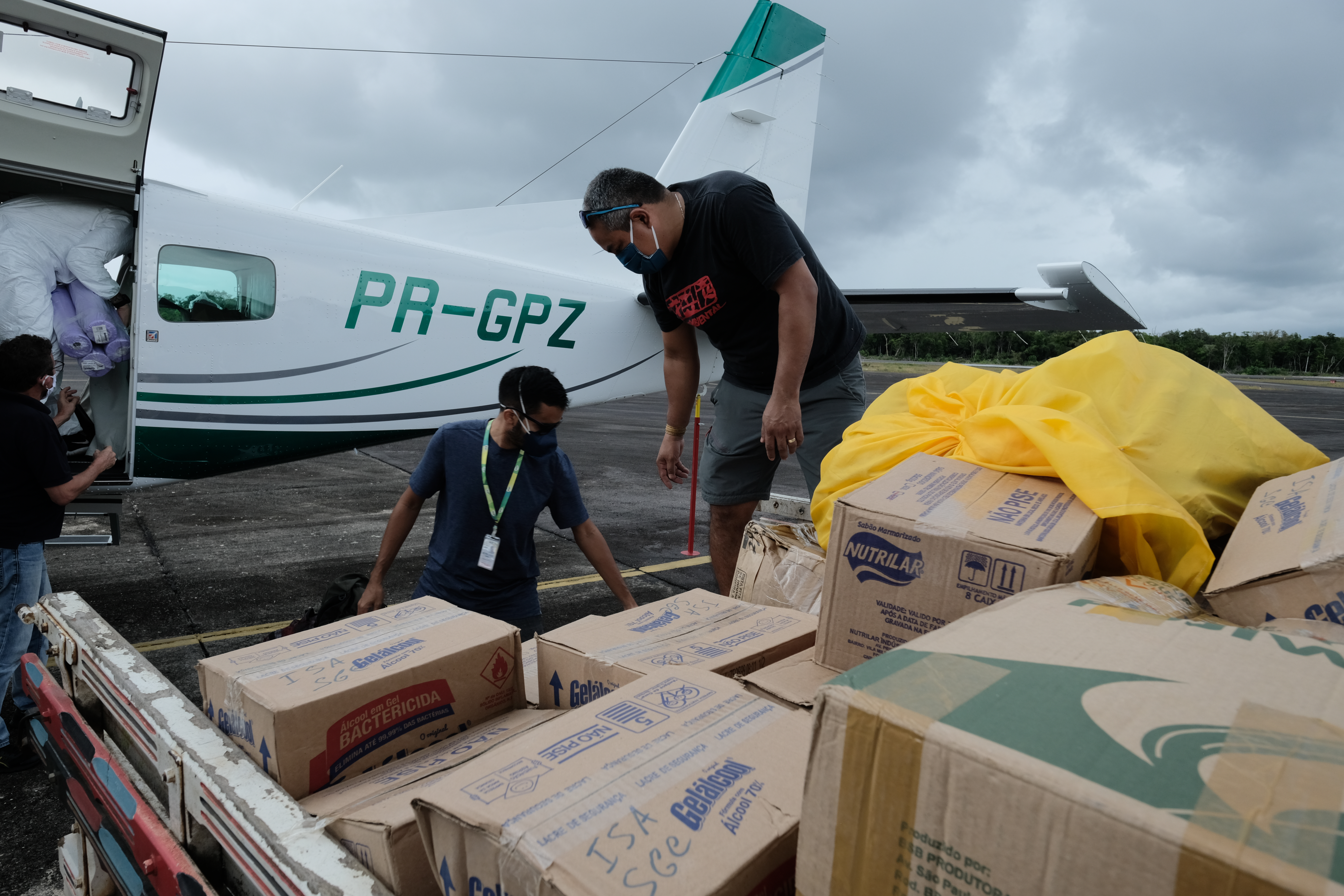 Insumos chegam ao aeroporto de São Gabriel da Cachoeira, transportados pelo Greenpeace|Marcos Amend/Greenpeace