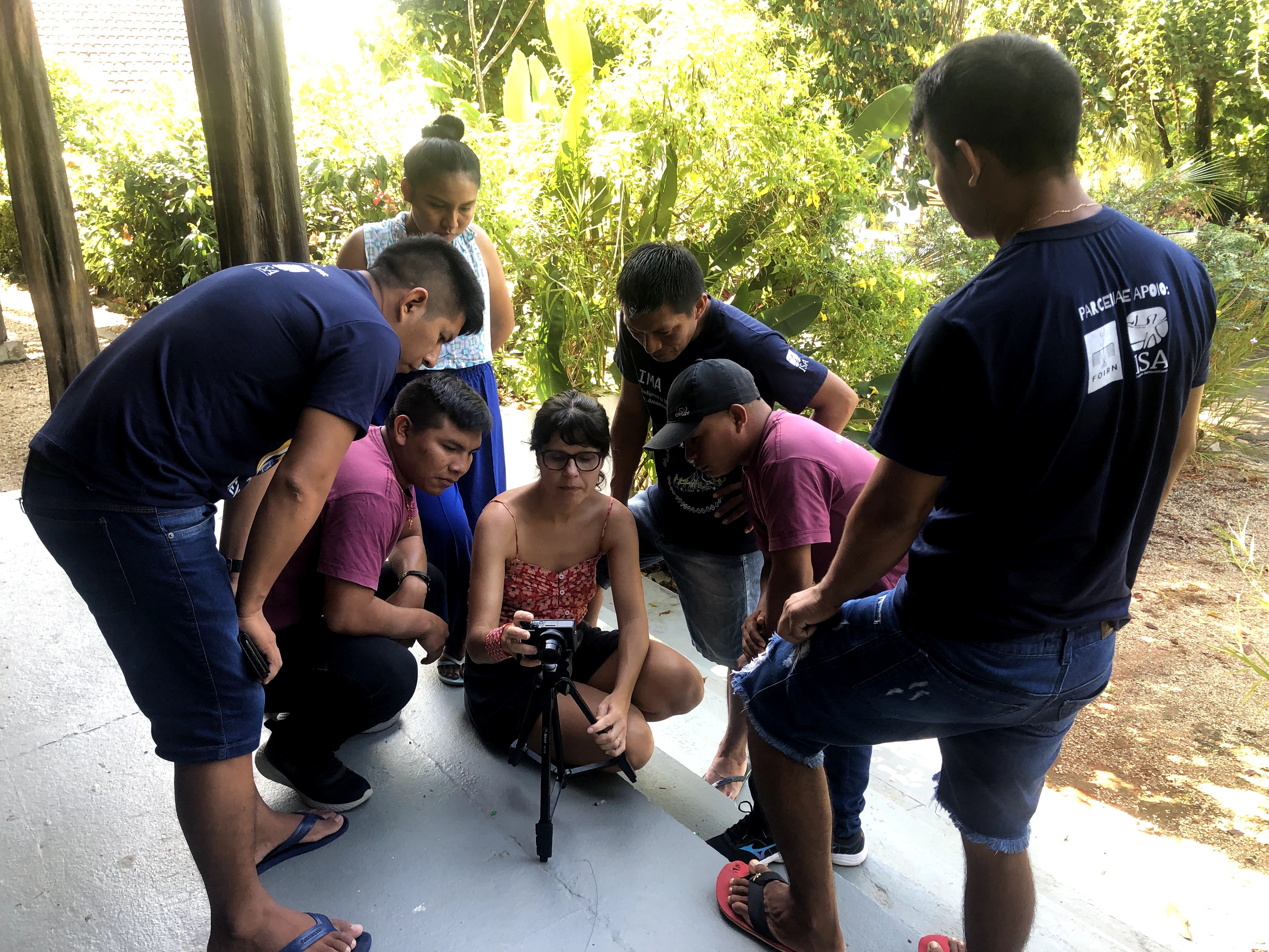 Diretora Maya Da-Rin durante oficina de cinema com os comunicadores da Rede Wayuri, em outubro de 2023|Ana Amélia Hamdan/ISA