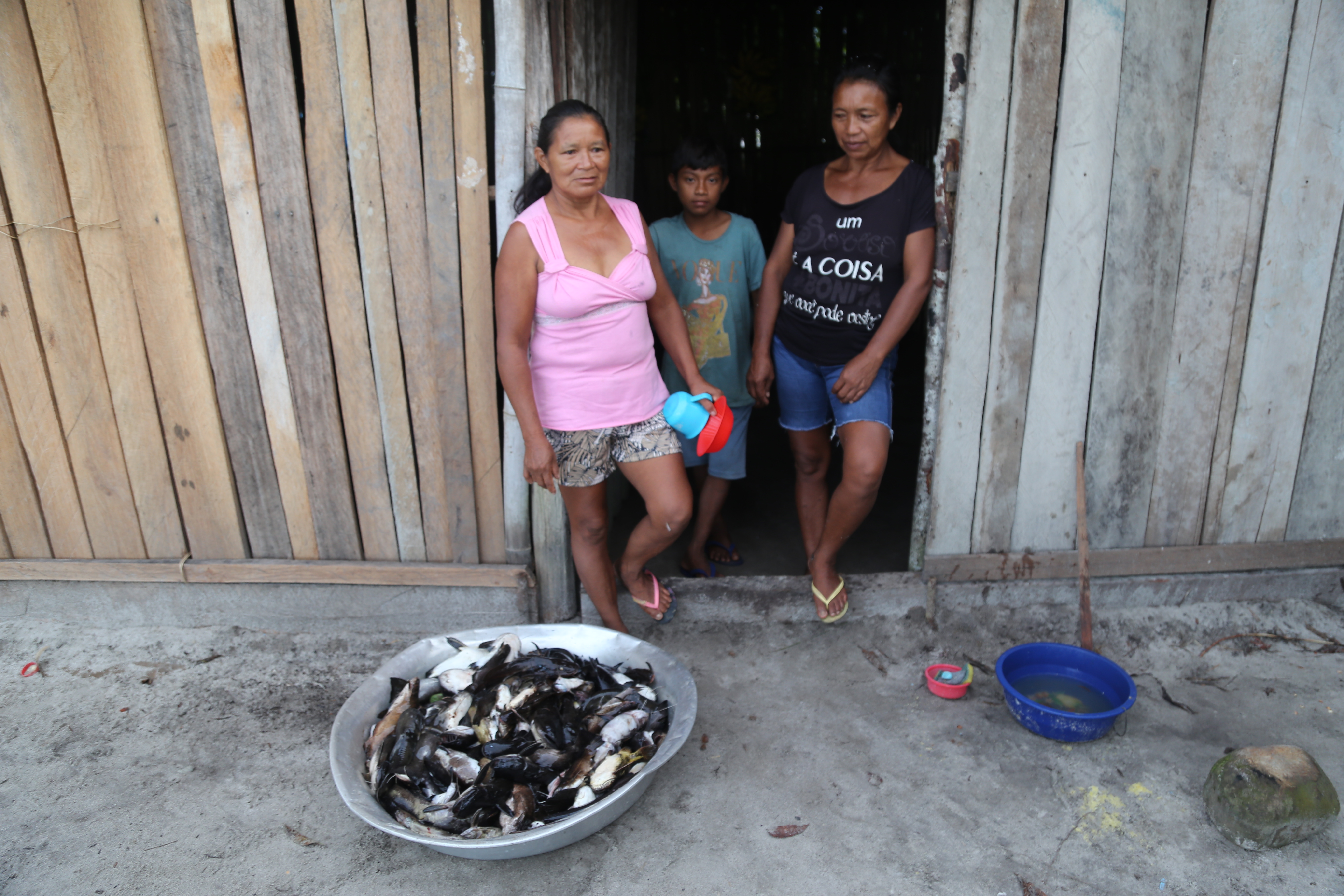 Fartura: as agricultoras Amélia Matos Lopes, da etnia Baniwa, e Fidélfia Moreira Antônio, da etnia Tukano, prepararam as refeições durante a oficina. A região de Açaí-Paraná é conhecida pela abundância dos peixes|Ana Amélia Hamdan/ISA