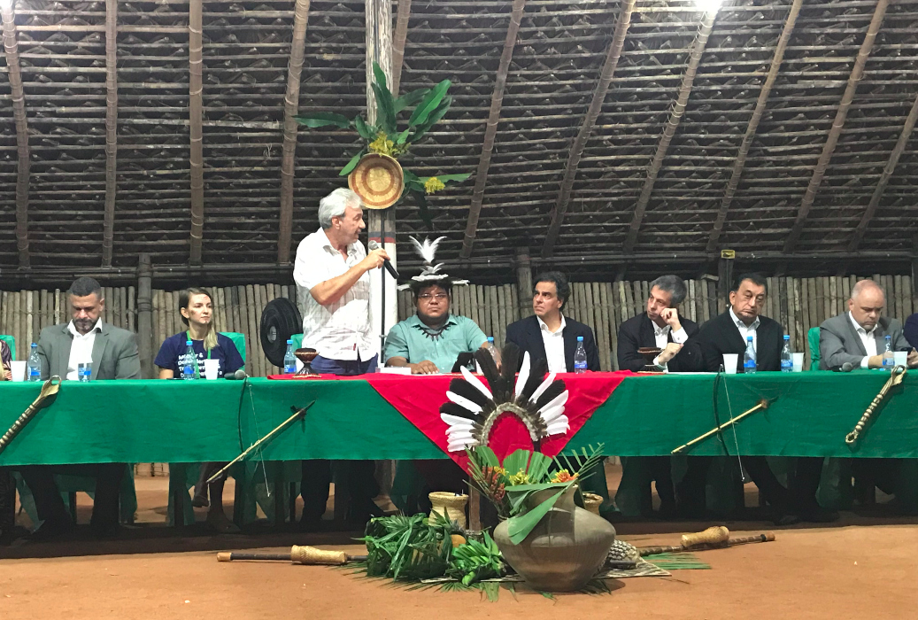 Márcio Santilli, sócio-fundador do ISA, faz uma fala durante recepção a autoridades em São Gabriel