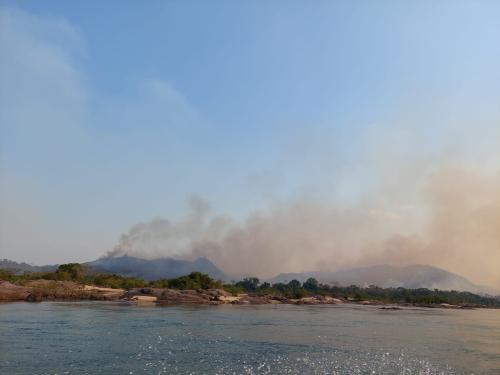 Fumaça de queimadas se levanta sobre o Rio Xingu, na Terra Indígena Kayapó (PA)