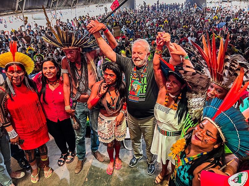Lula participa de plenária com povos indígenas durante o 18º Acampamento Terra Livre, em Brasília|Kamikia Kisedje