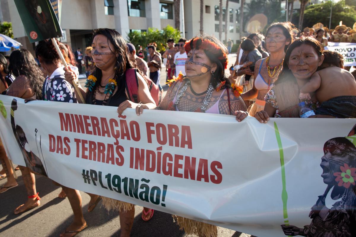 Alessandra Munduruku (C) participa de protesto contra mineração e garimpo em Terras Indígenas, no Acampamento Terra Livre (ATL) 2022, em Brasília | Cassandra Melo / Terra Floresta Filmes / ISA
