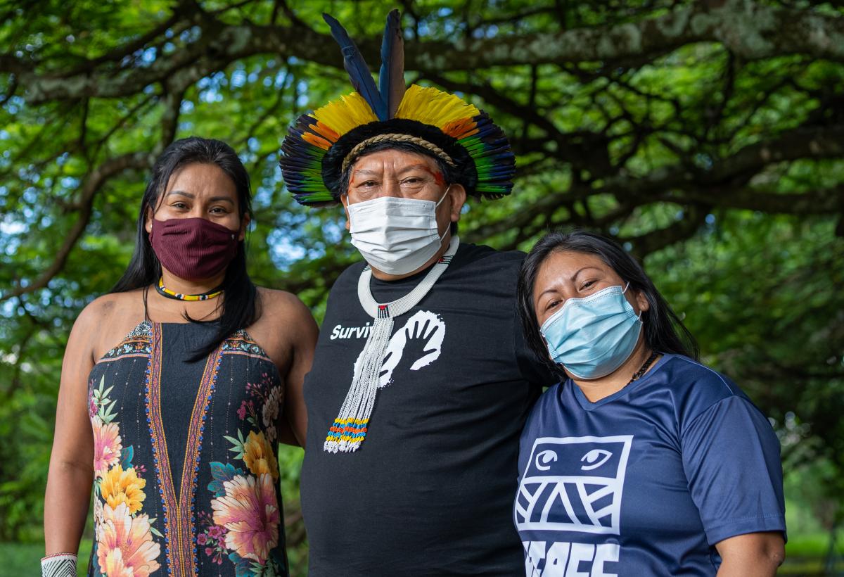 Maial Paiakan (esq.) com Davi Kopenawa e Alessandra Munduruku. Os três fazem parte da Aliança em Defesa dos Territórios | Fred Mauro / ISA