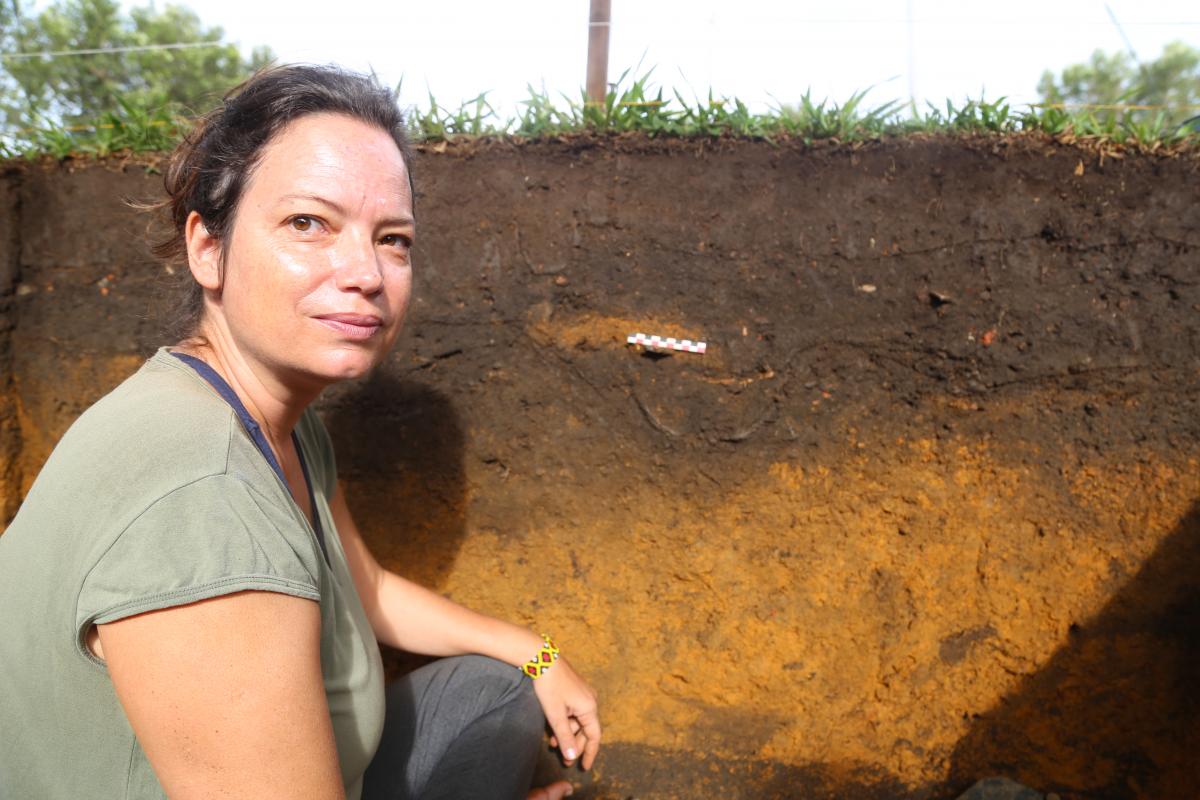 A pesquisadora Helena Pinto Lima, do Museu Goeldi, indica e retira parte de peça de cerâmica do sítio arqueológico em São Gabriel da Cachoeira